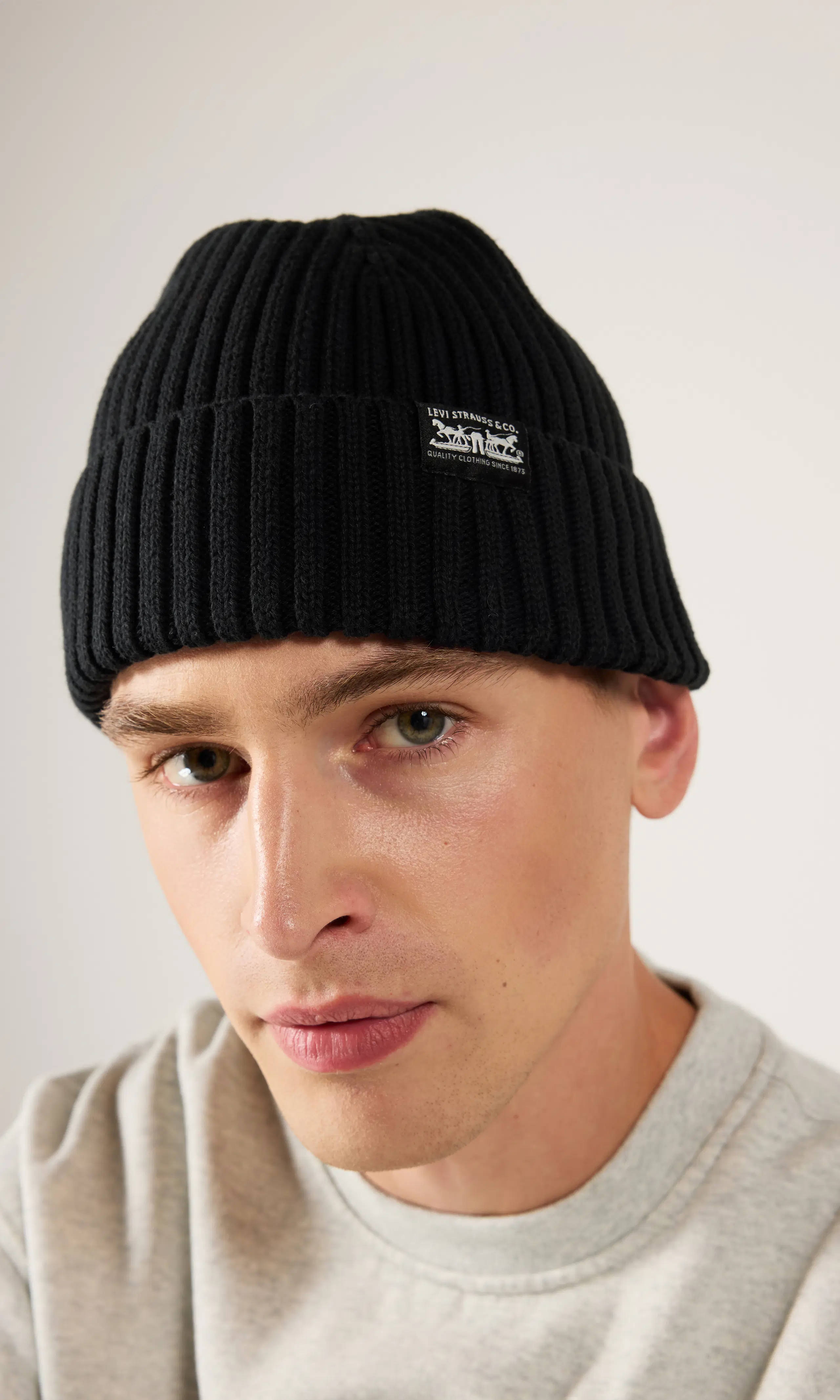 Sunset Beanie Lue. Front. Model.