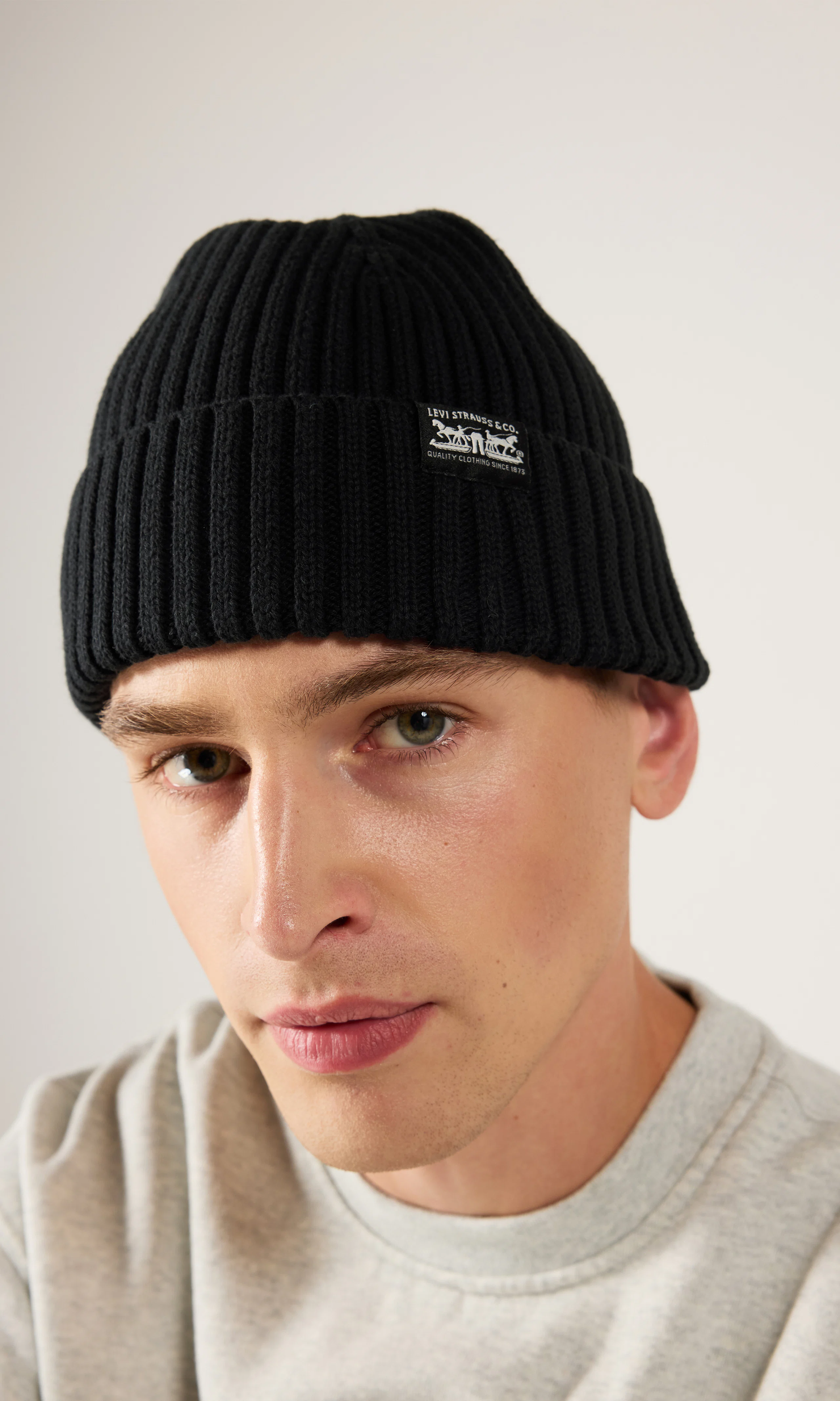 Sunset Beanie Lue. Front. Model.