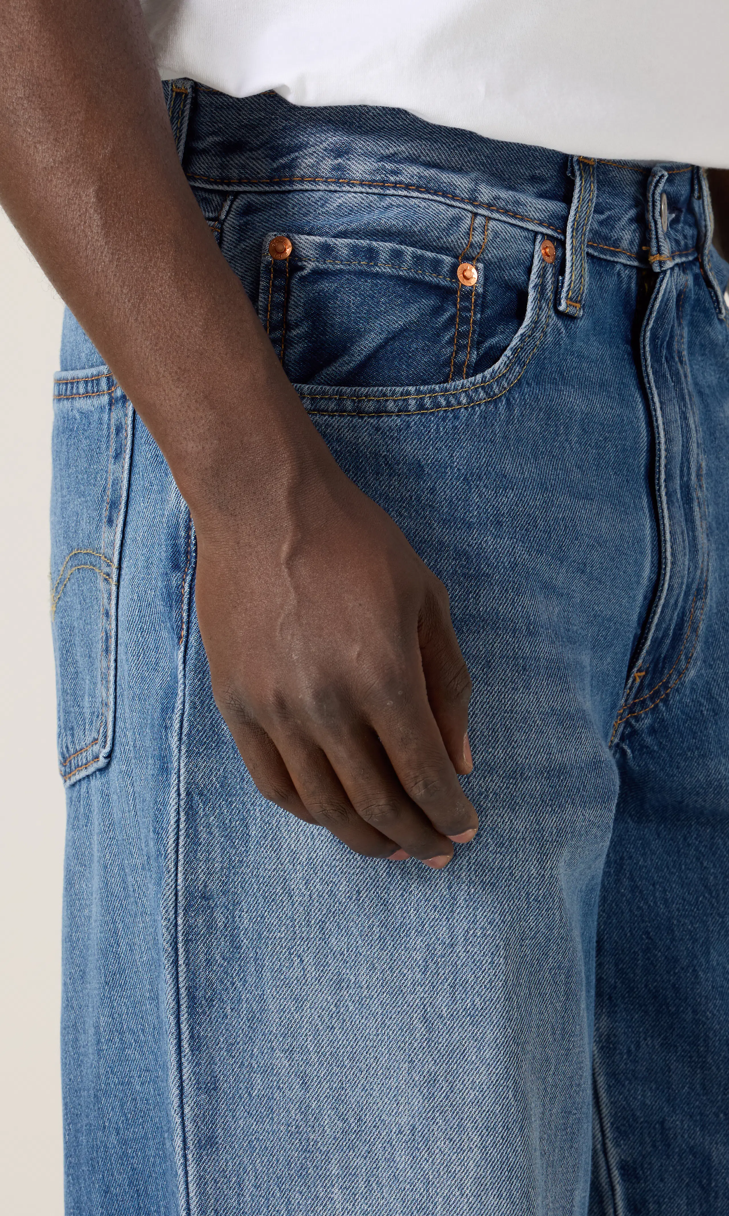 Baggy Wide Leg Medium Blå Jeans. Detail 1. Model.