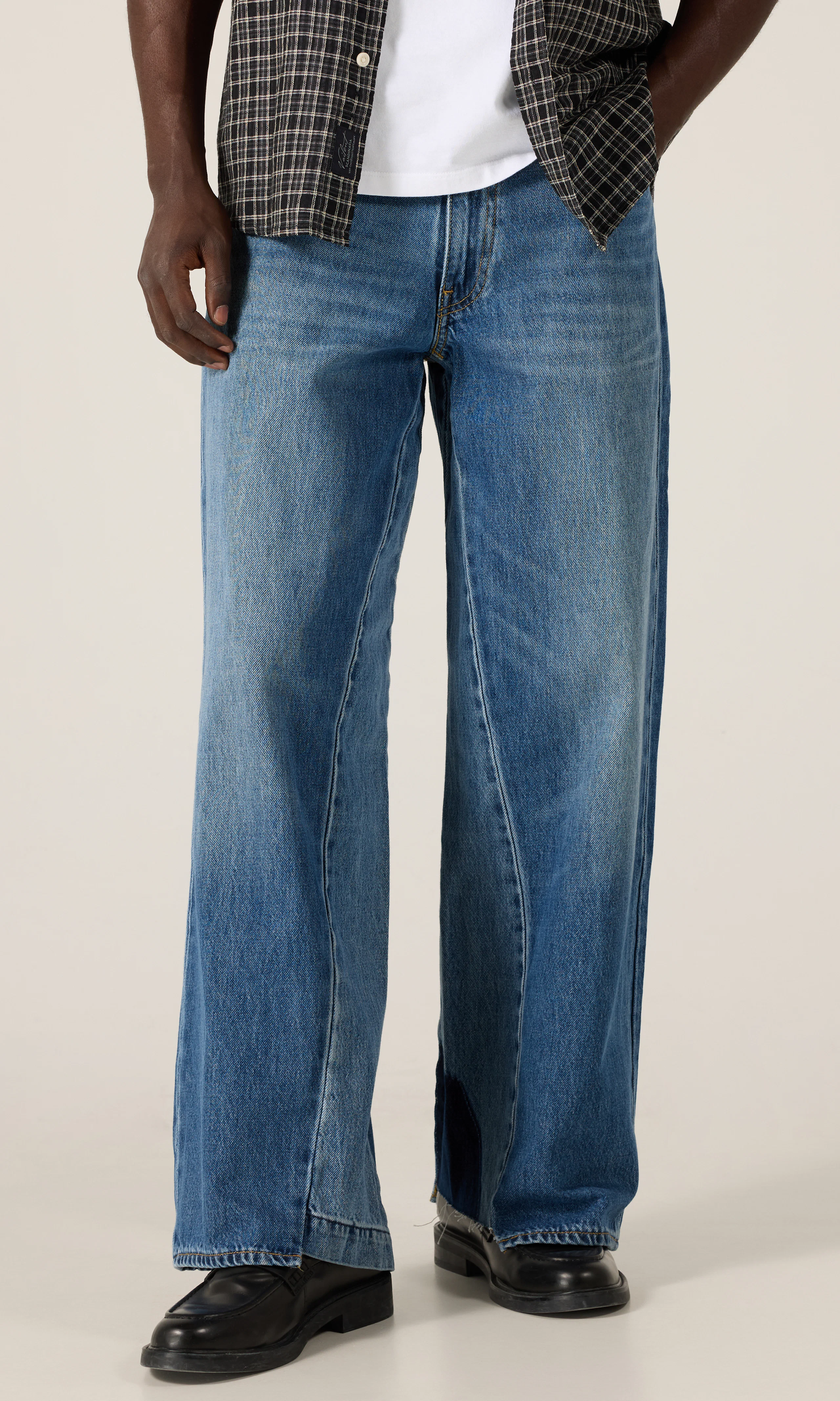 Baggy Wide Leg Medium Blå Jeans. Front. Model.