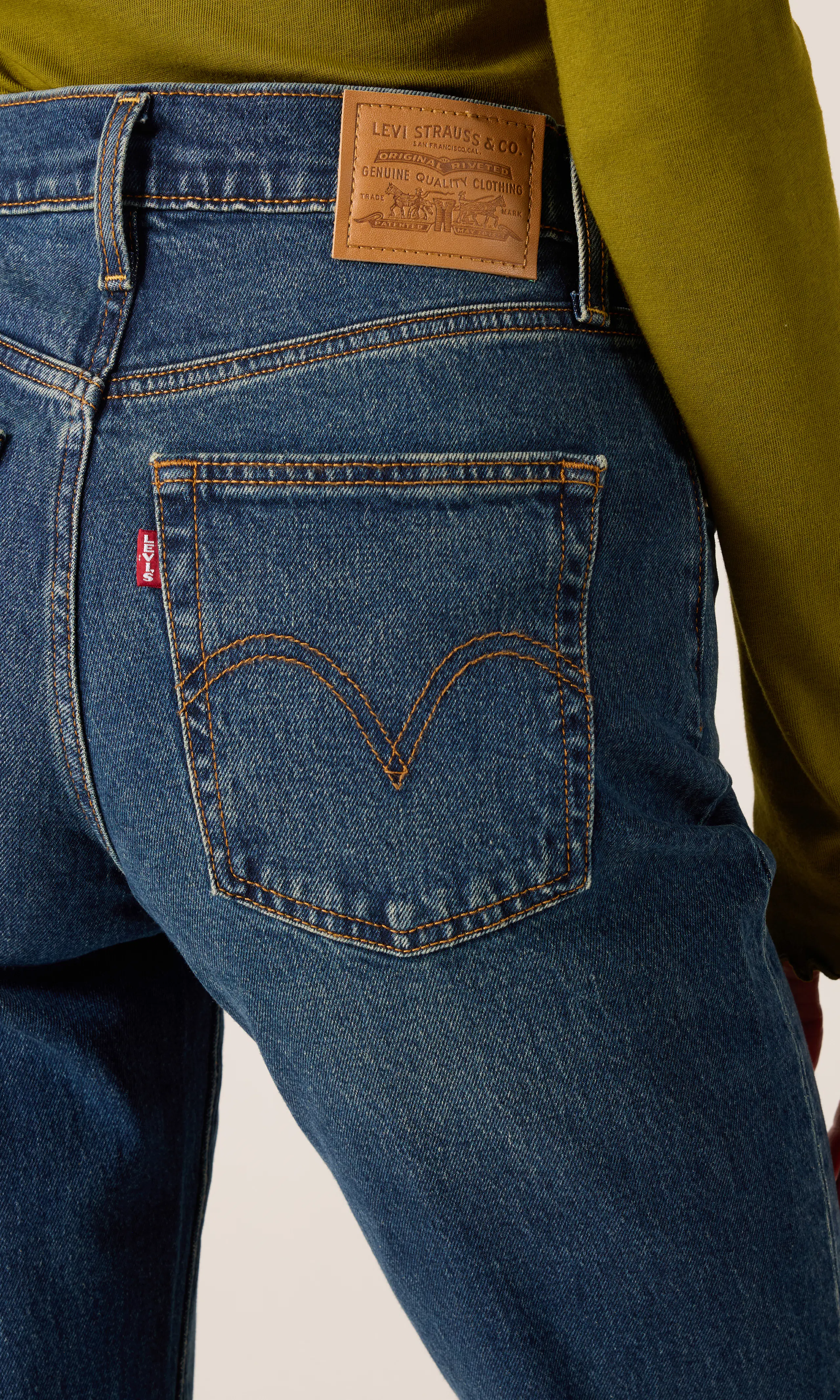 Ribcage Slim Mörkblå Jeans. Detail 1. Model.