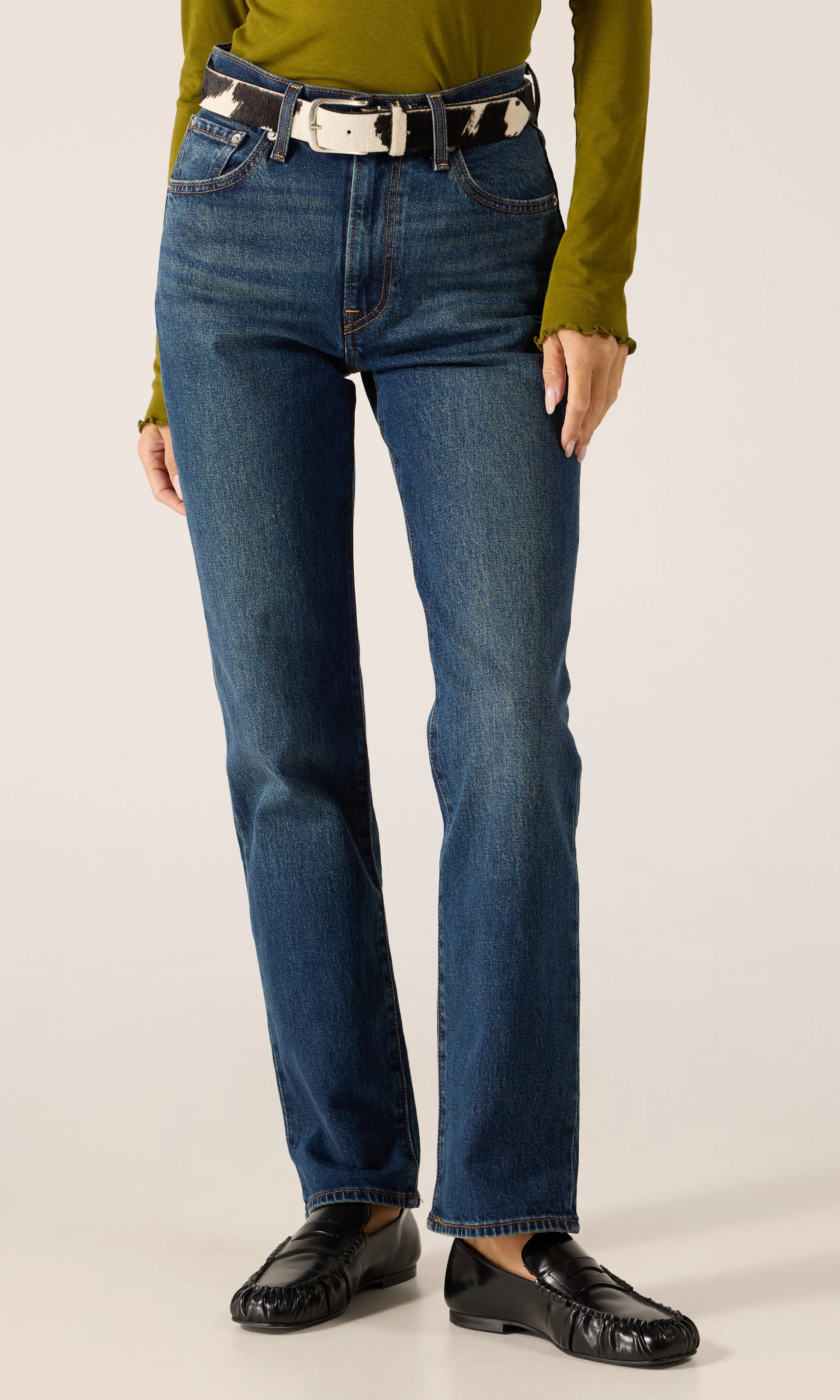 Ribcage Slim Mörkblå Jeans. Front. Model.