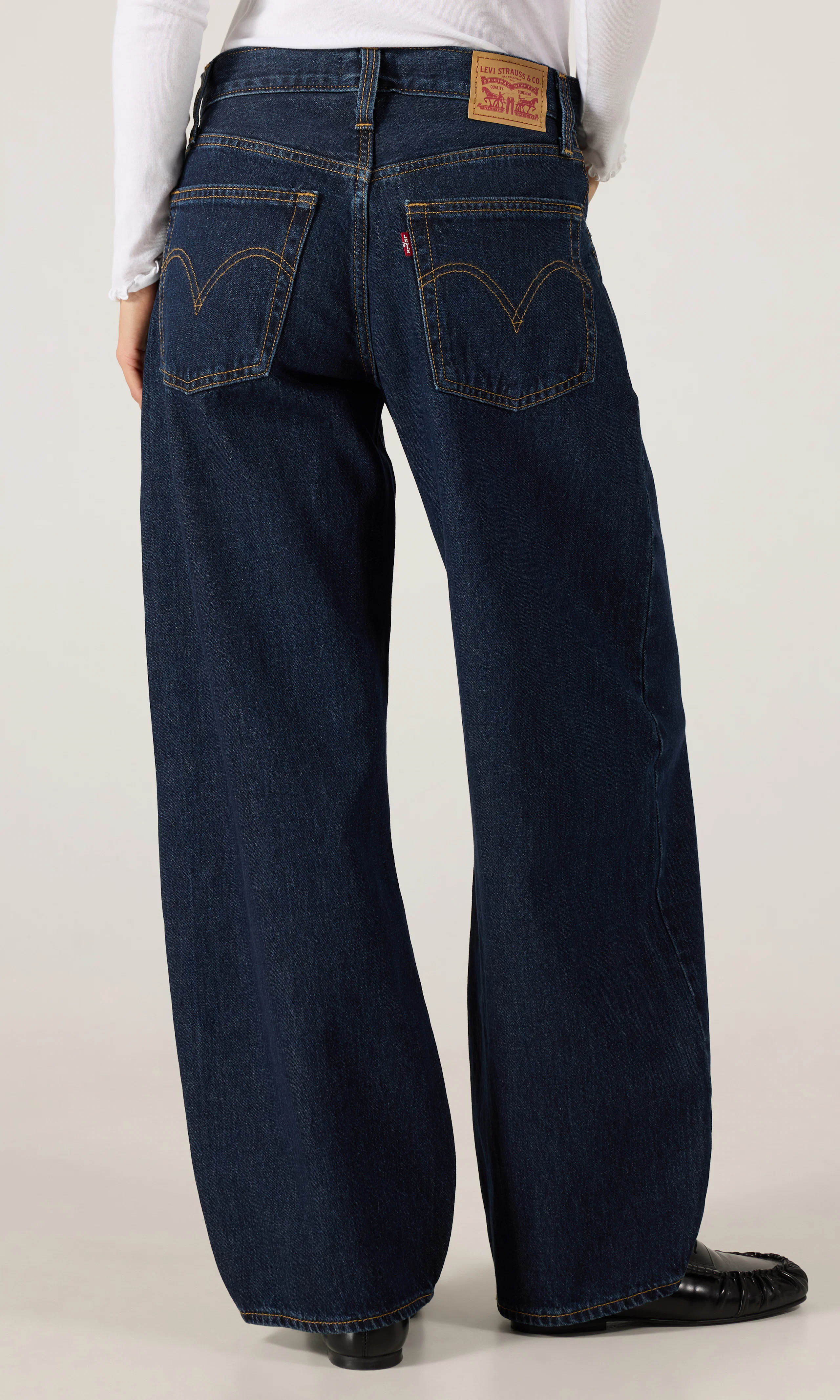 Middy Balloon Mörkblå Jeans. Back. Model.