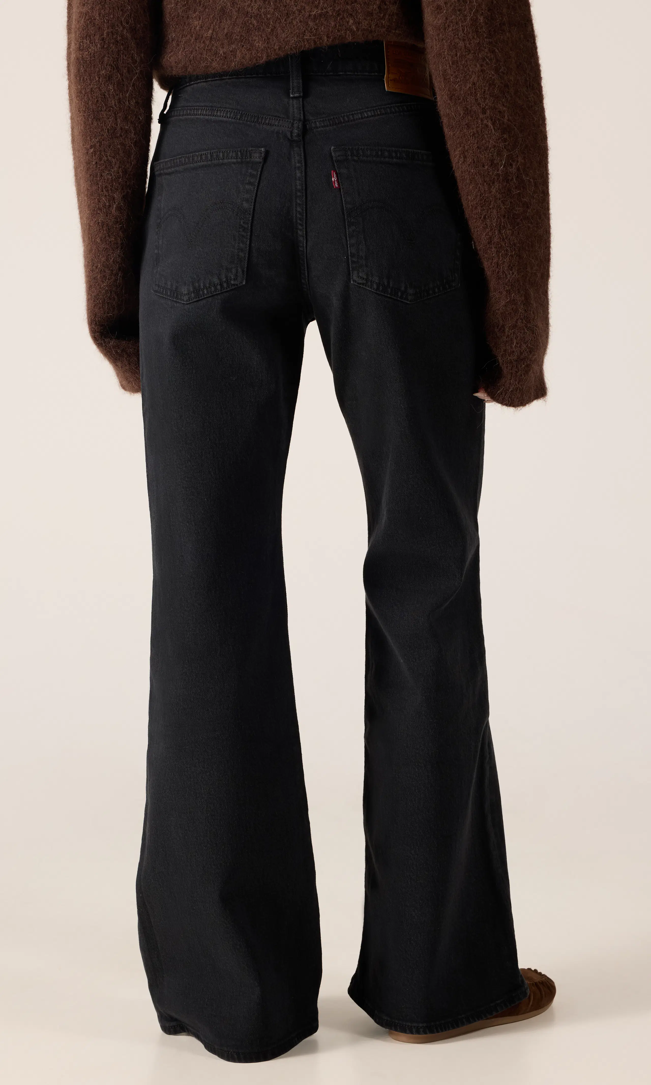 Ribcage Flare Svart Jeans. Back. Model.
