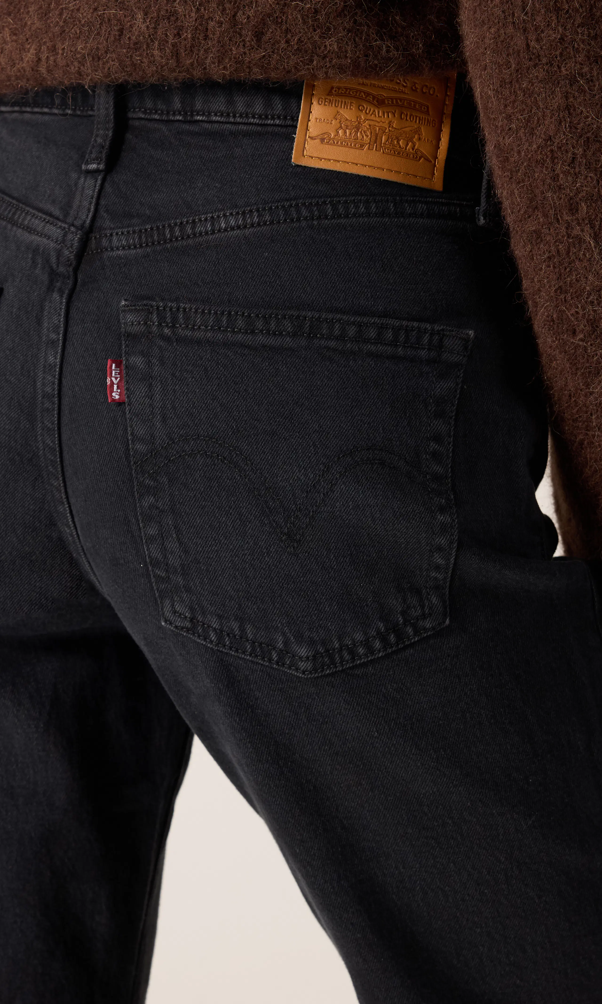 Ribcage Flare Svart Jeans. Detail 1. Model.