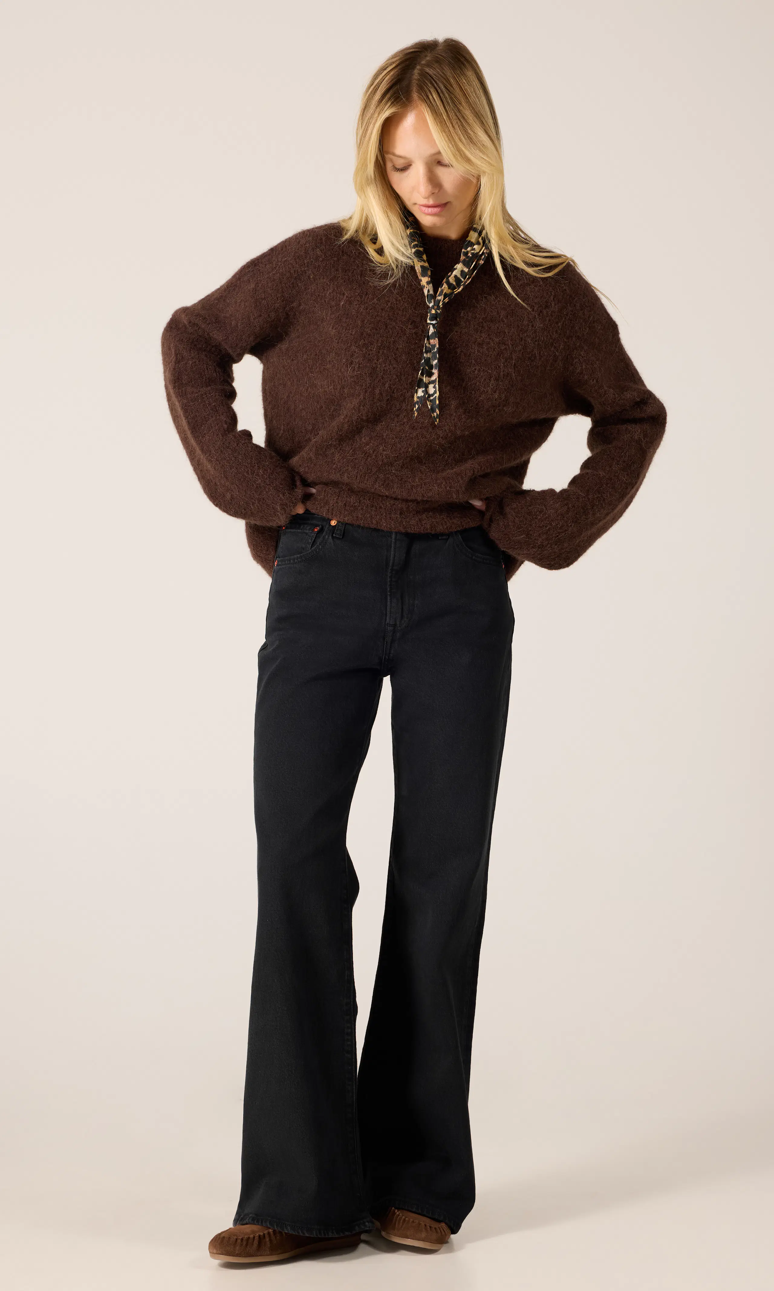 Ribcage Flare Svart Jeans. Front 1. Model.
