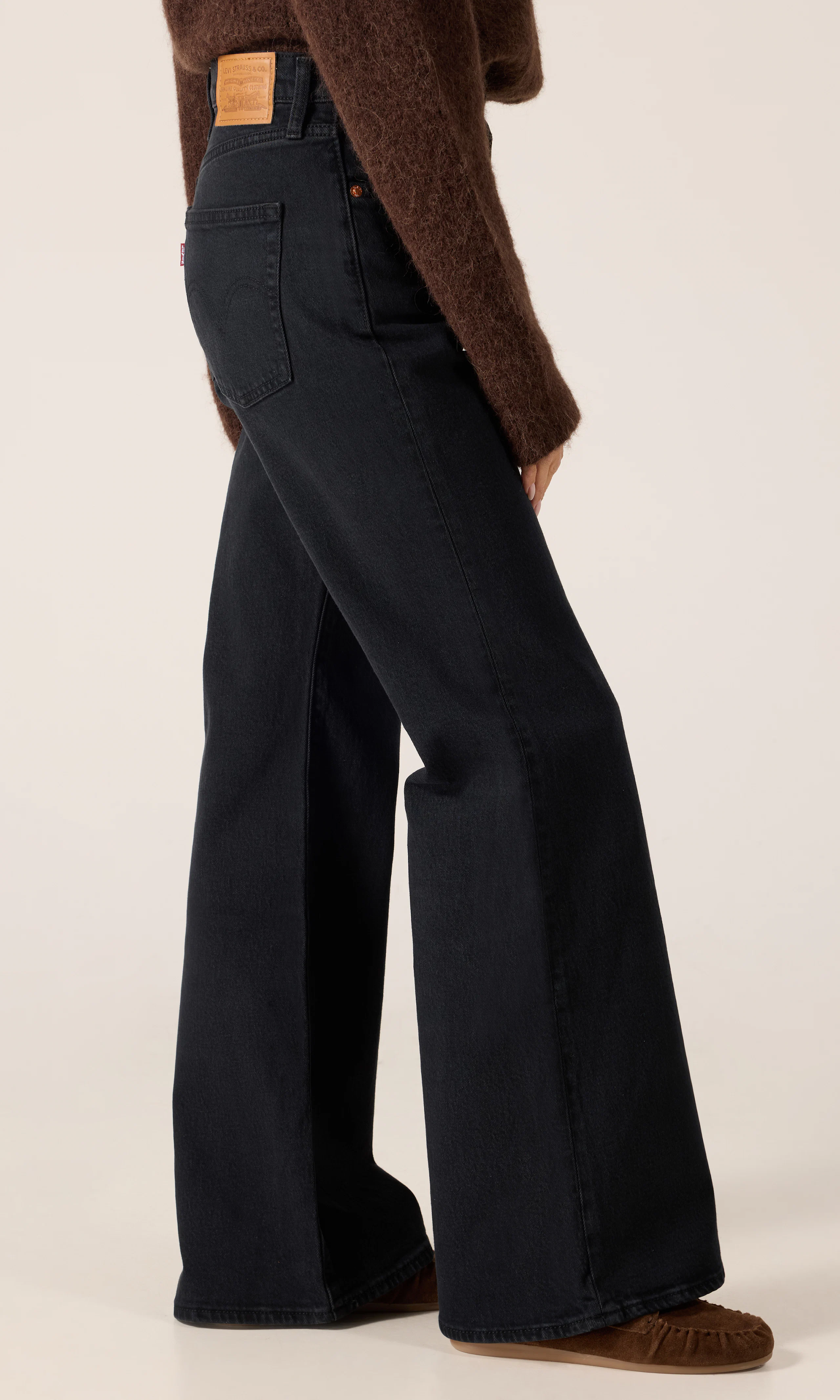 Ribcage Flare Svart Jeans. Front 2. Model.