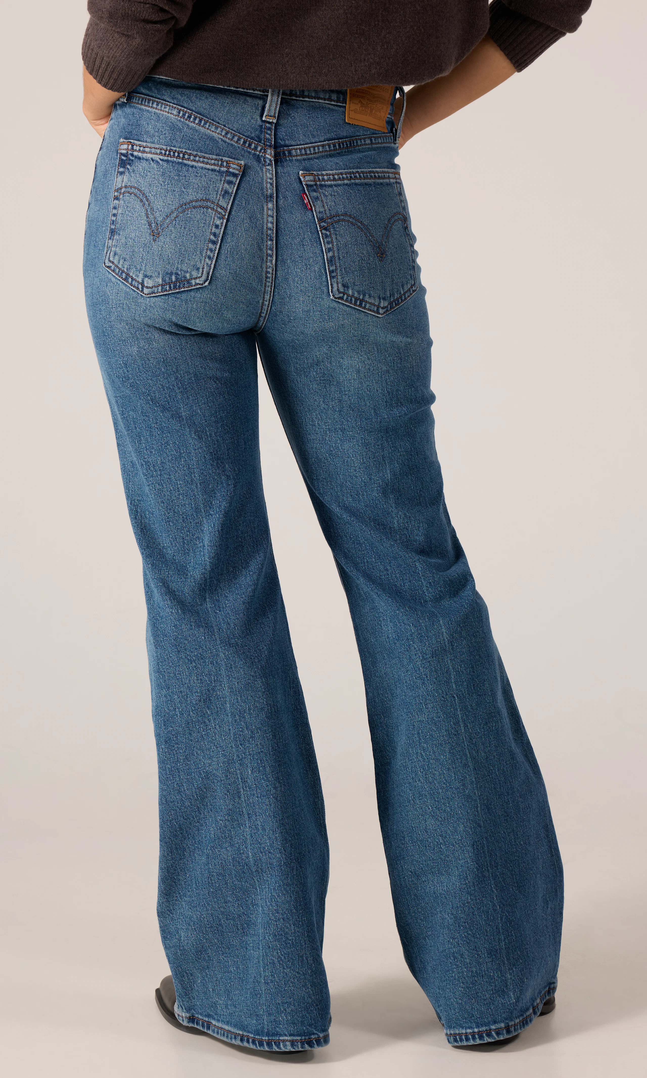 Ribcage Flare Medium Blå Jeans. Back. Model.