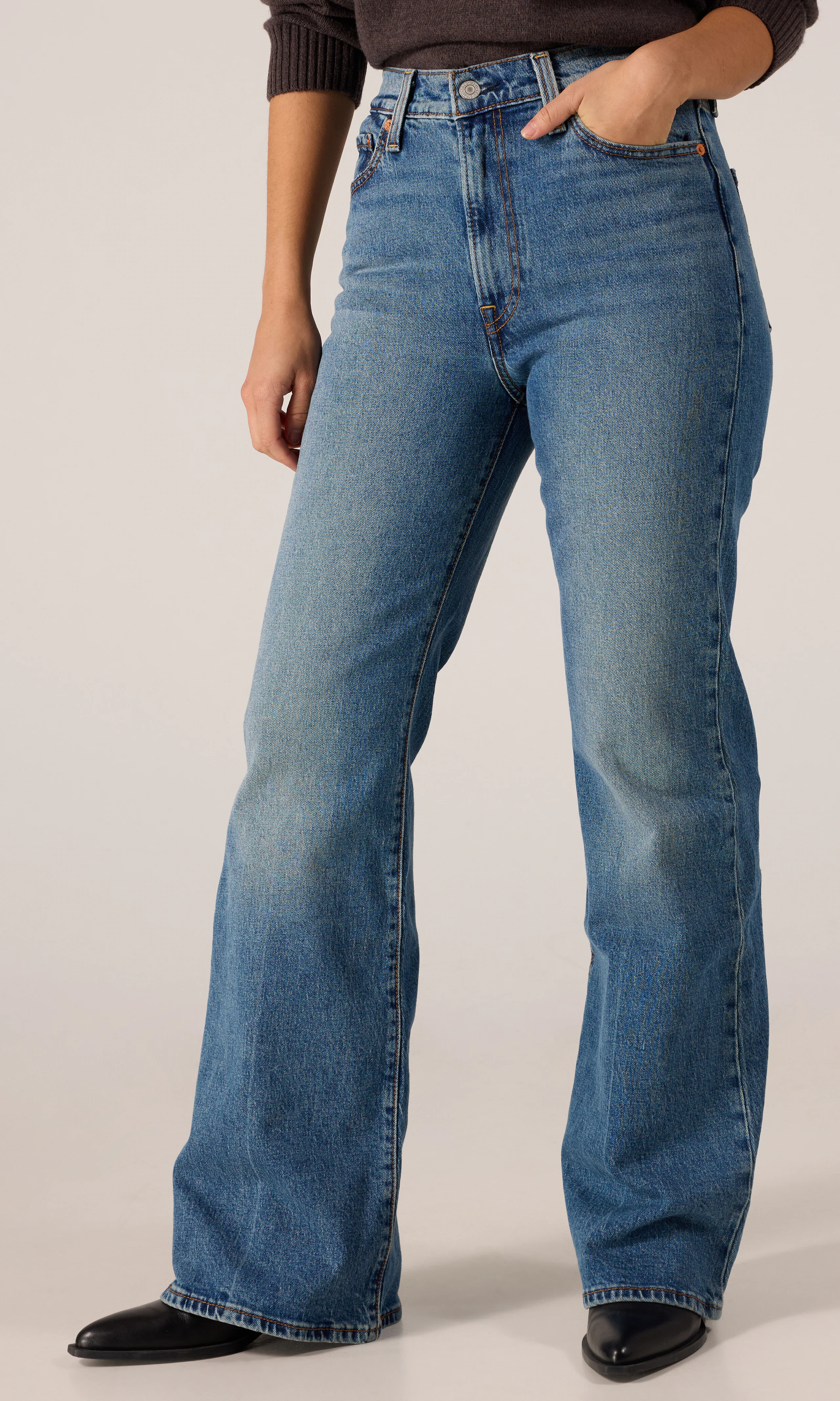 Ribcage Flare Medium Blå Jeans. Front. Model.