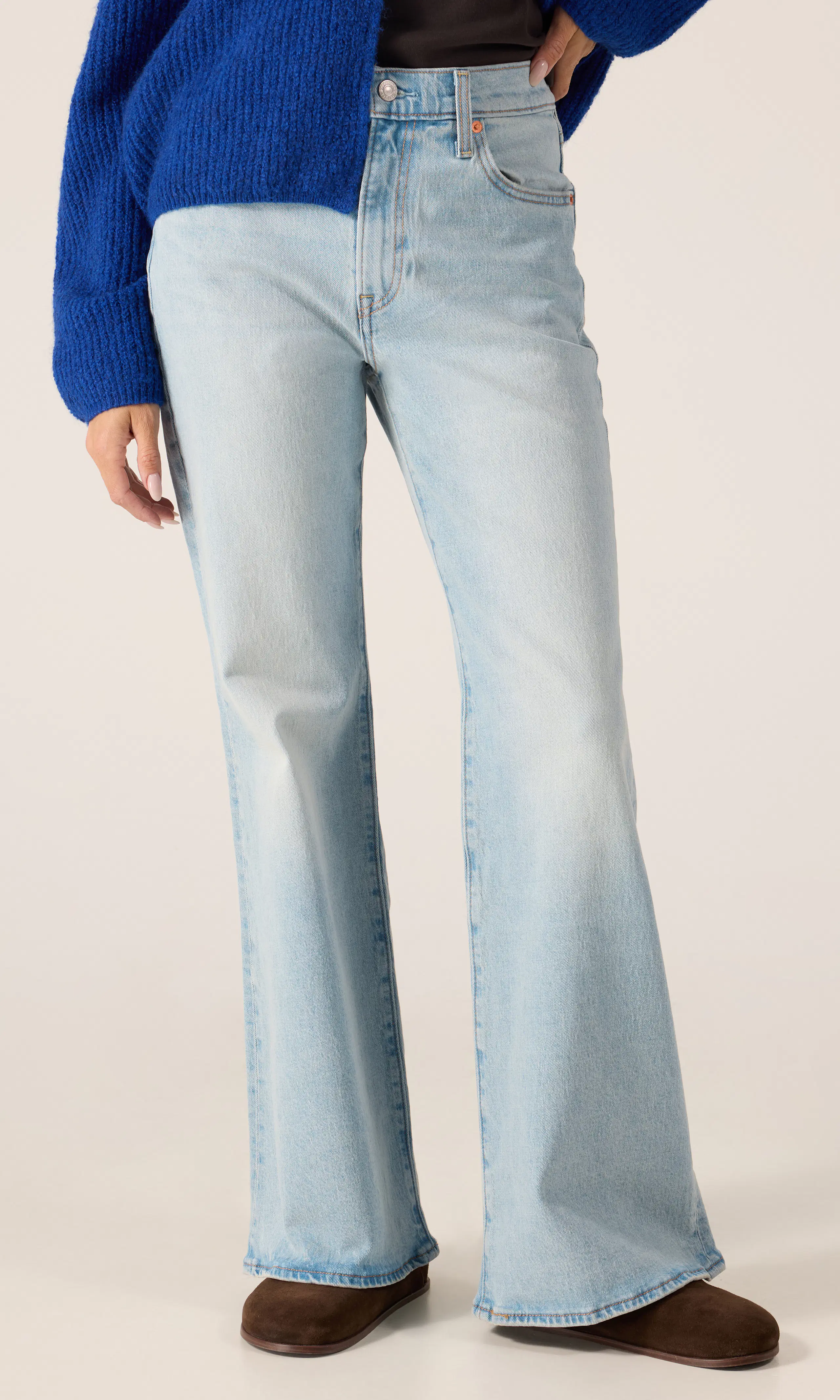 Ribcage Flare Lys Blå Jeans. Front. Model.