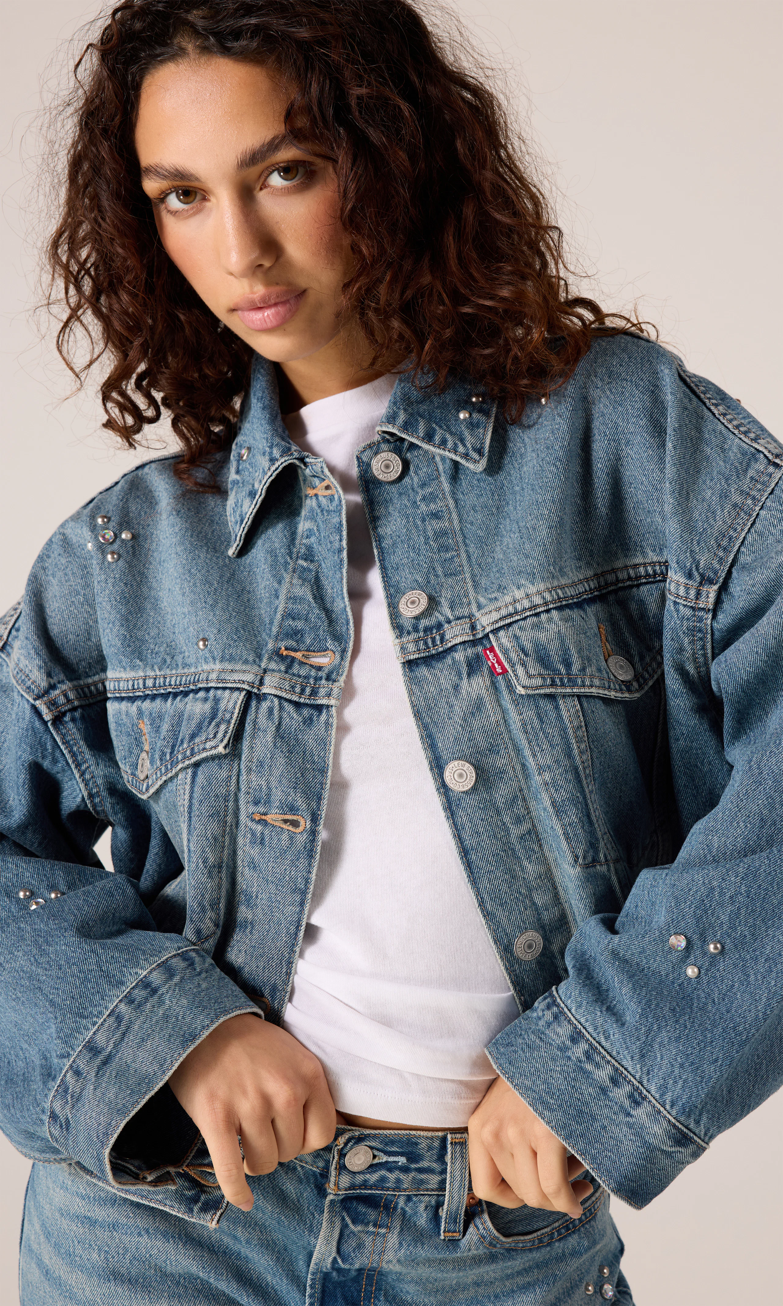 Loose Crop Lys Blå Trucker Jakke. Front. Model.