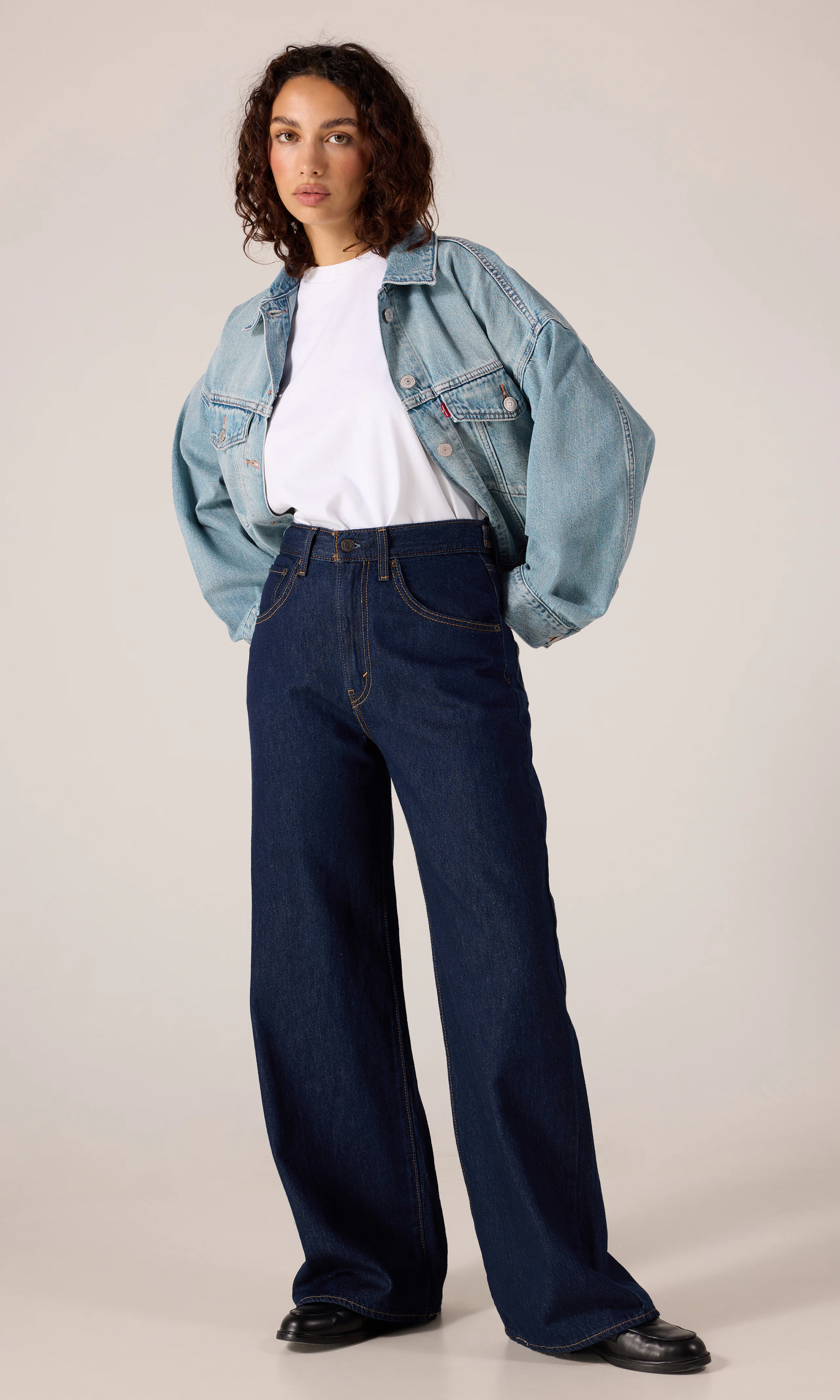Loose Crop Trucker Jakke. Front 1. Model.