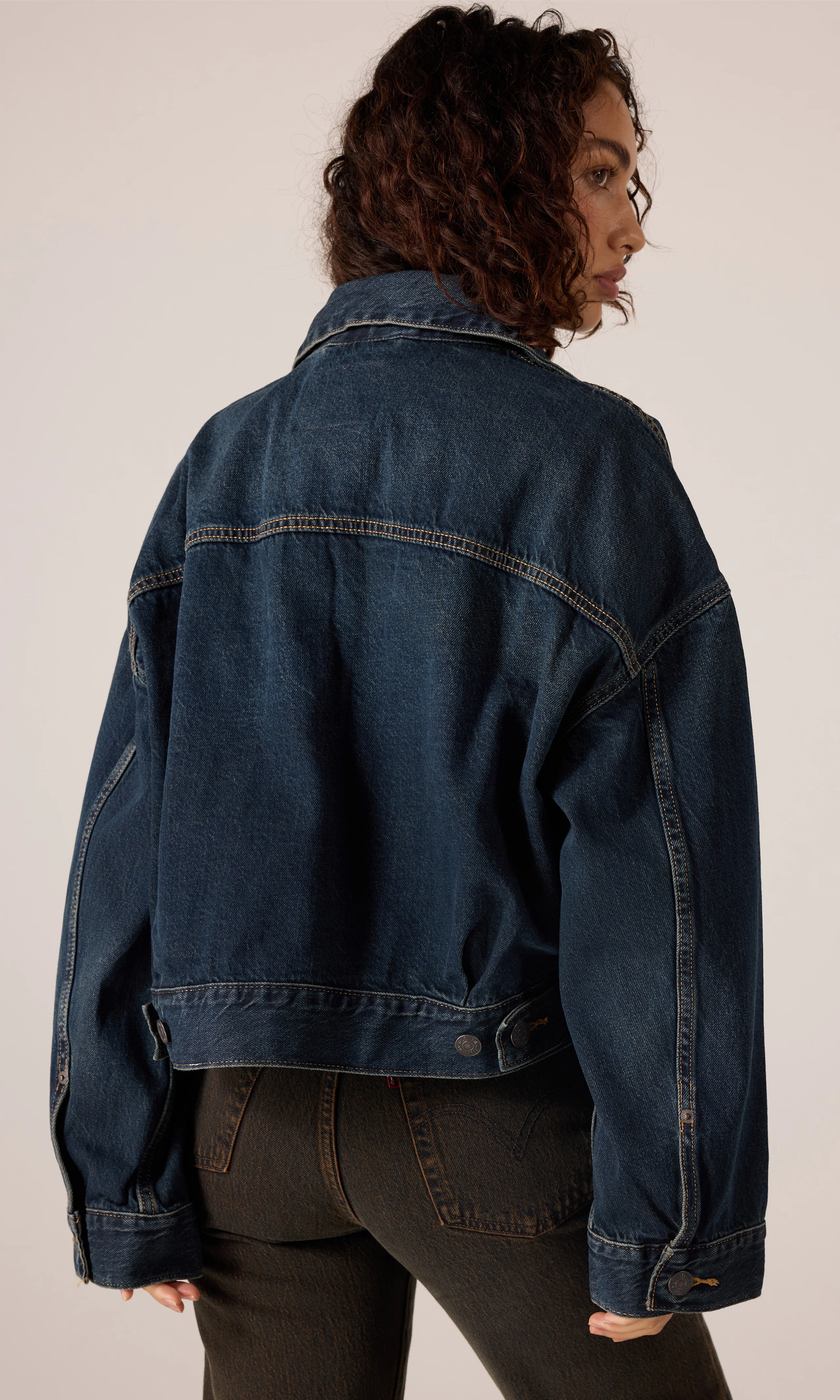 Loose Crop Mörkblå Trucker Jacka. Back. Model.