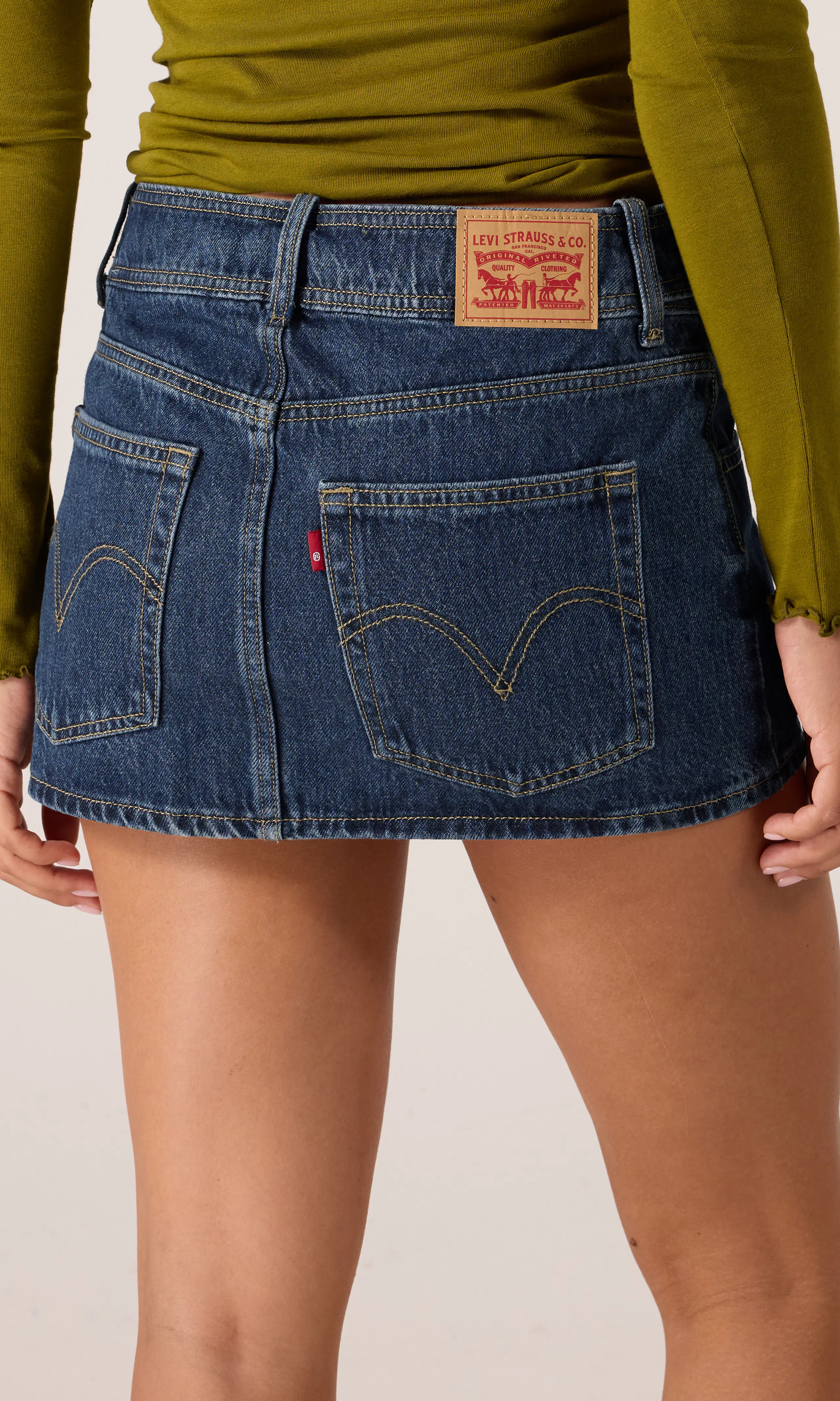Belted Mini Kjol. Back. Model.