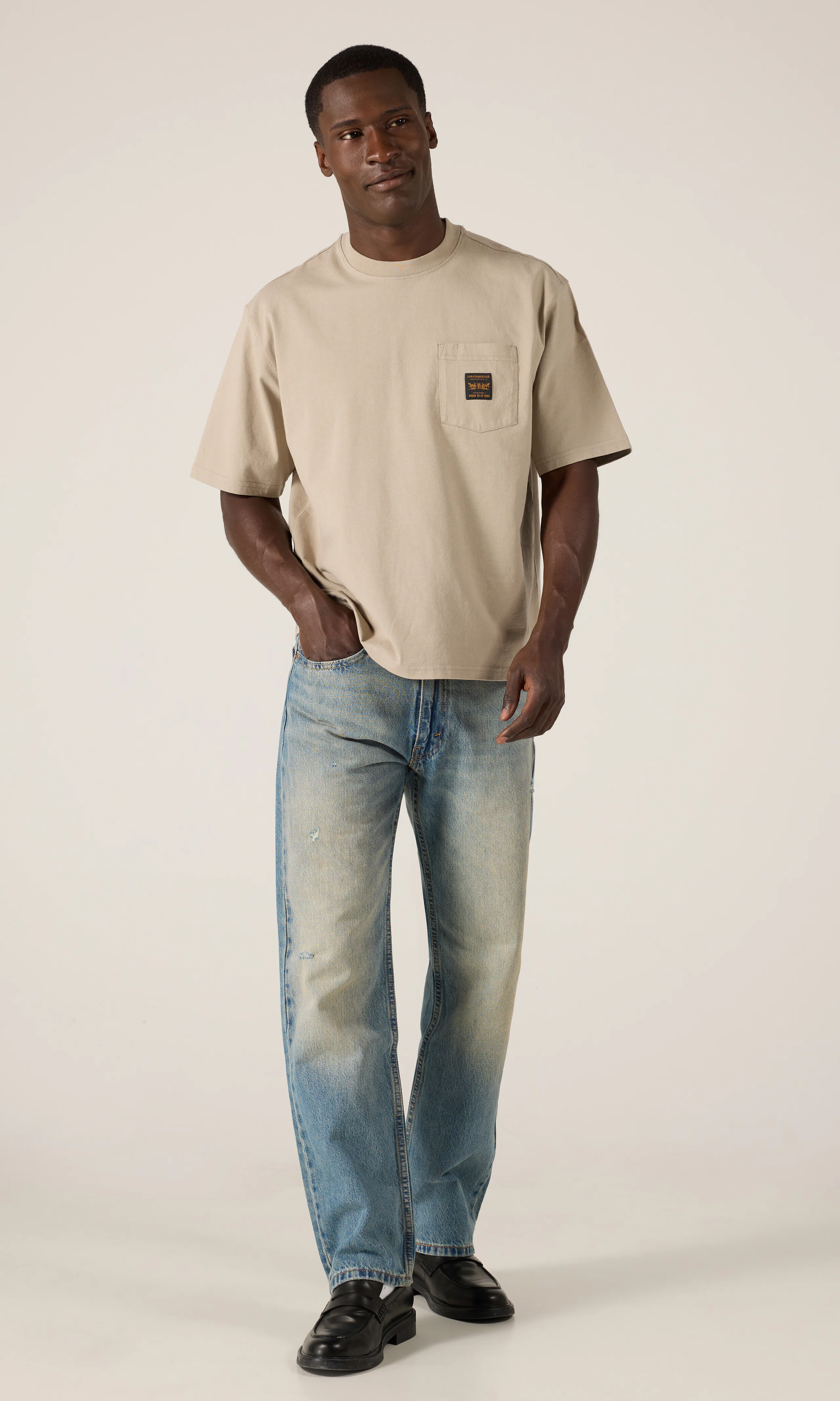 Workwear Tee Beige T-Skjorte. Front 1. Model.