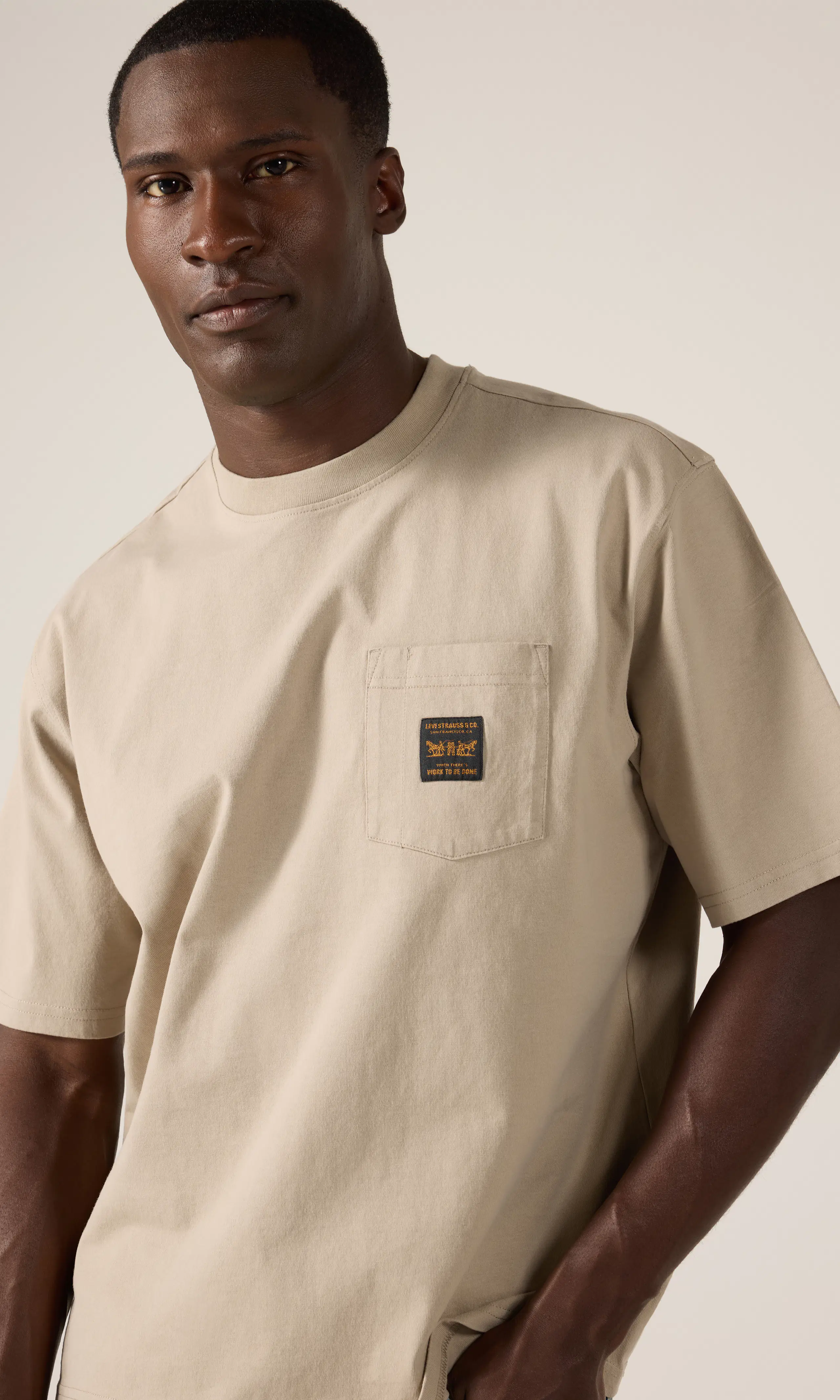 Workwear Tee Beige T-Skjorte. Front. Model.