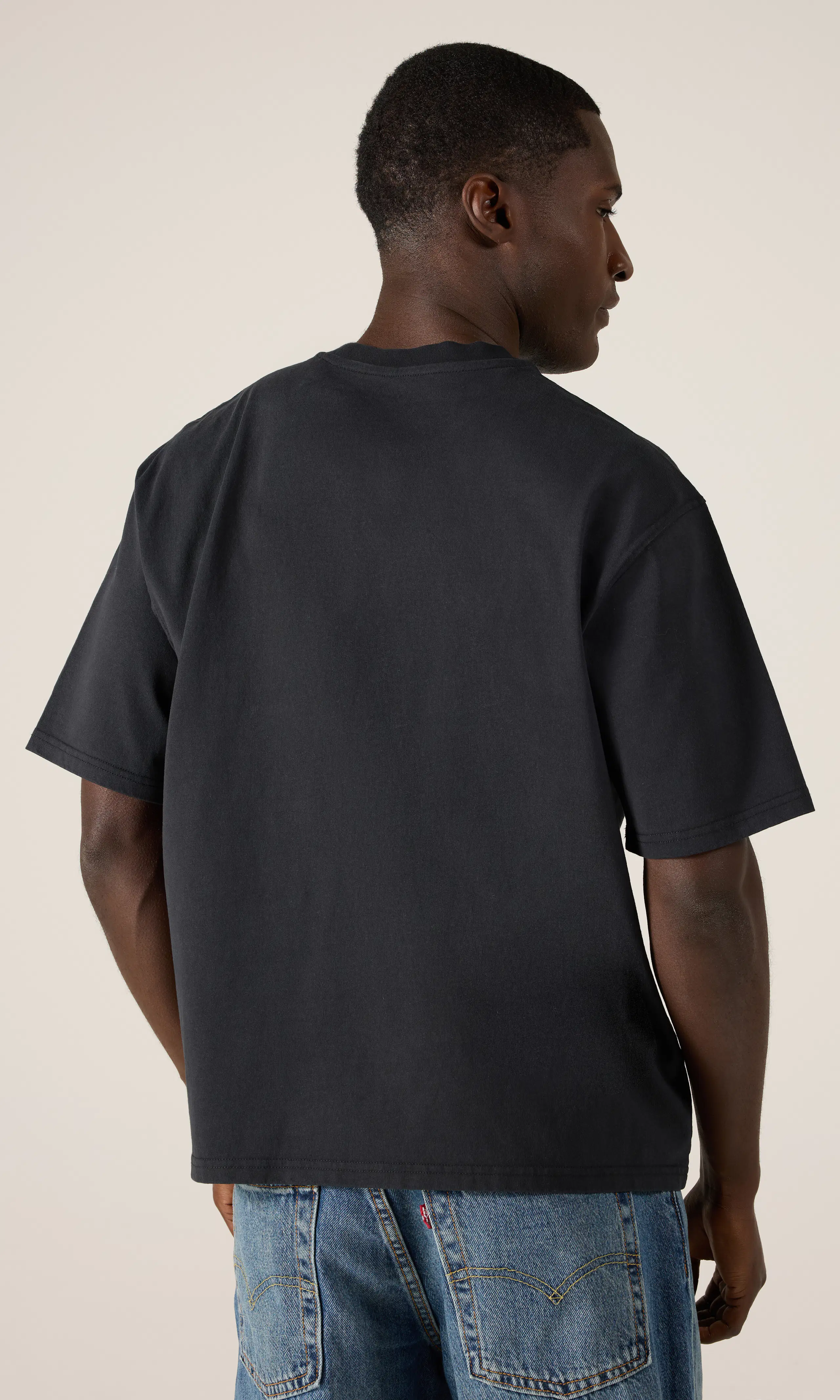 Workwear Tee Musta T-Paita. Back. Model.