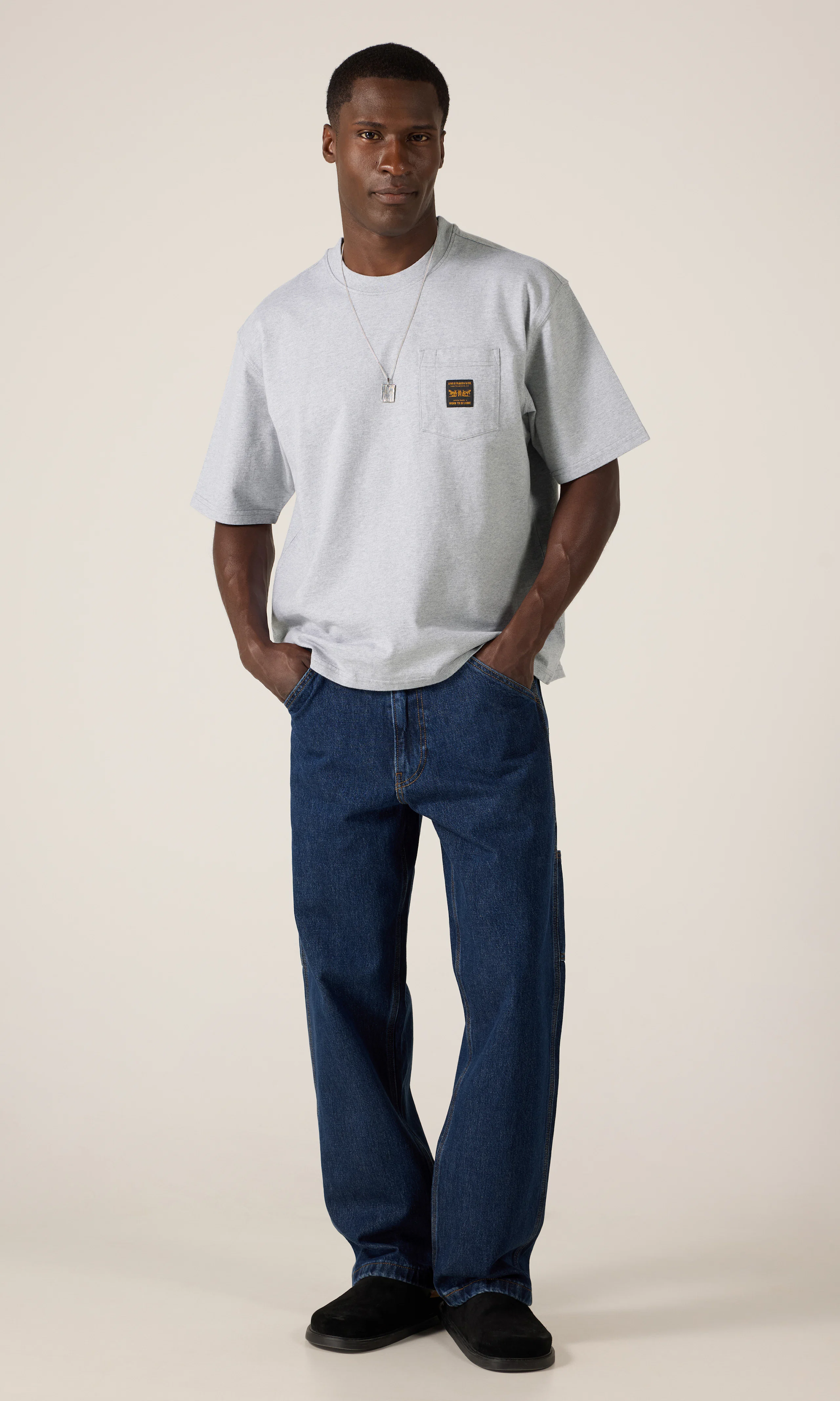 Workwear Tee Grå T-Skjorte. Front 1. Model.