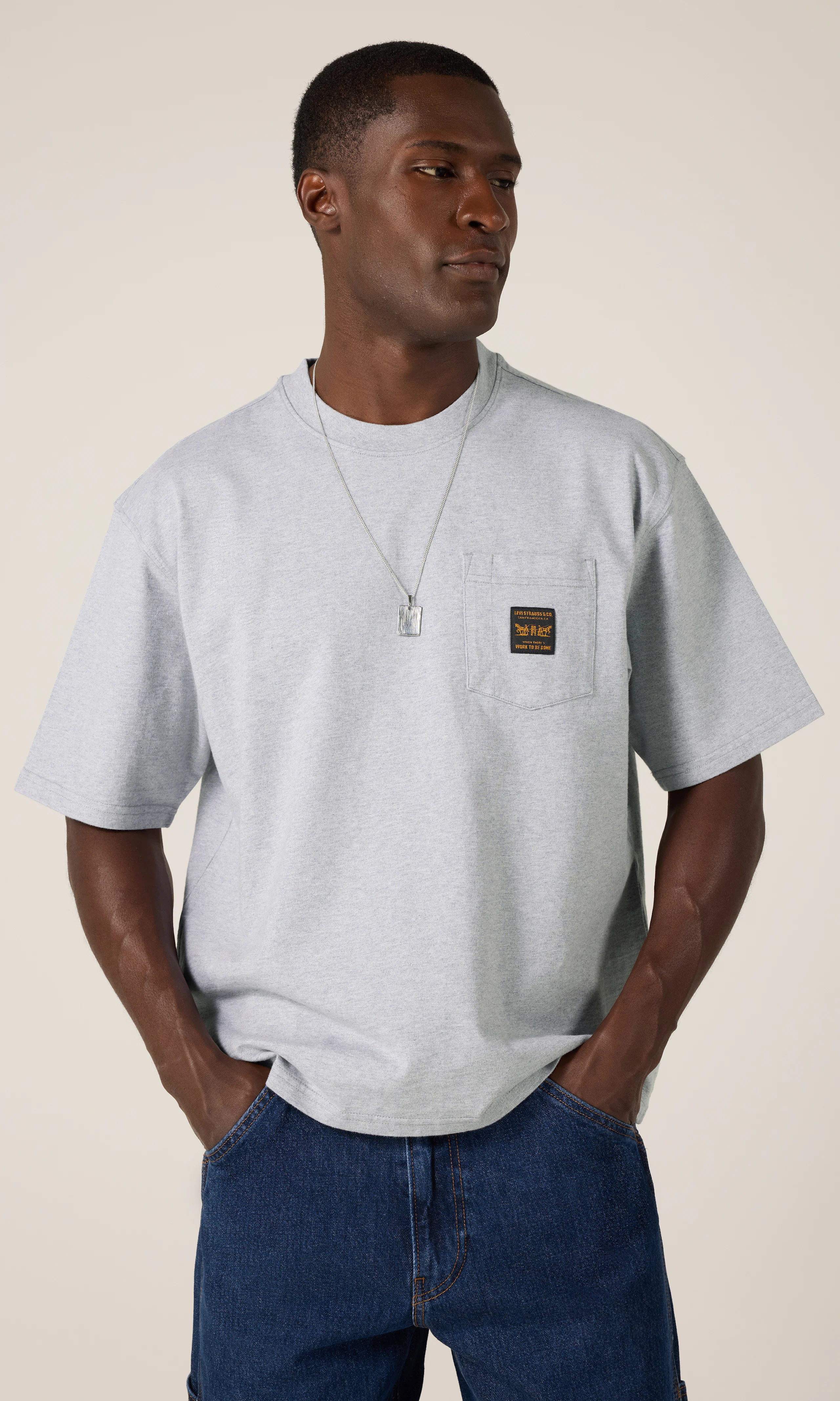 Workwear Tee Grå T-Skjorte. Front. Model.
