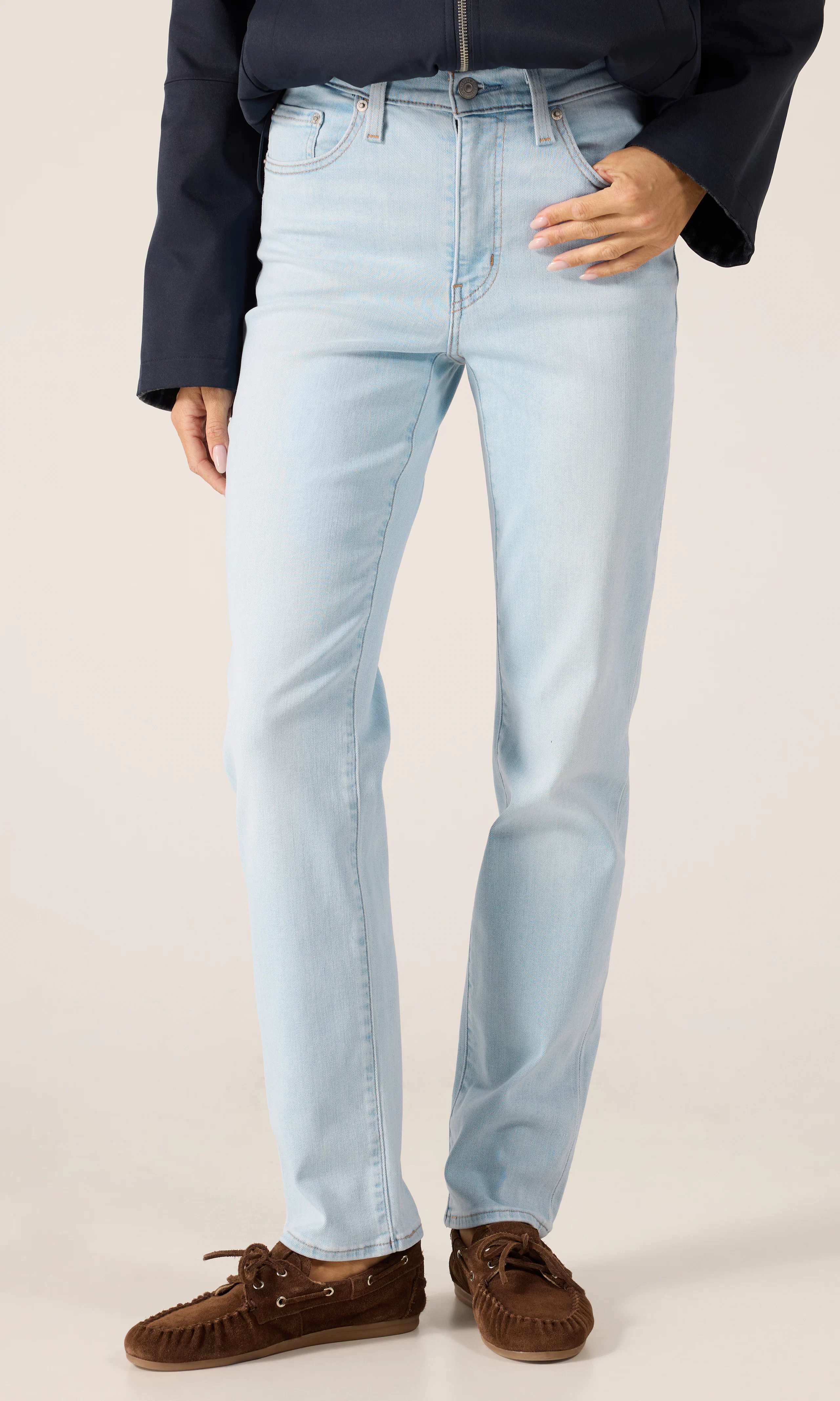 722™ High Rise Slim Ljusblå Jeans. Front. Model.
