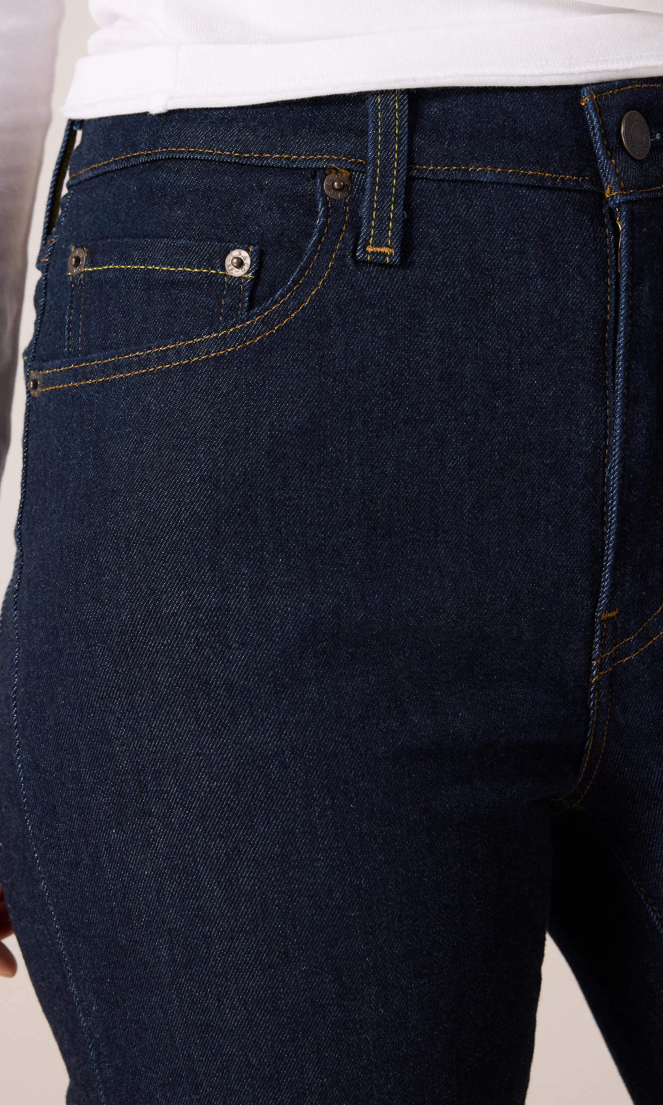 722™ High Rise Slim Mørk Blå Jeans. Detail 2. Model.