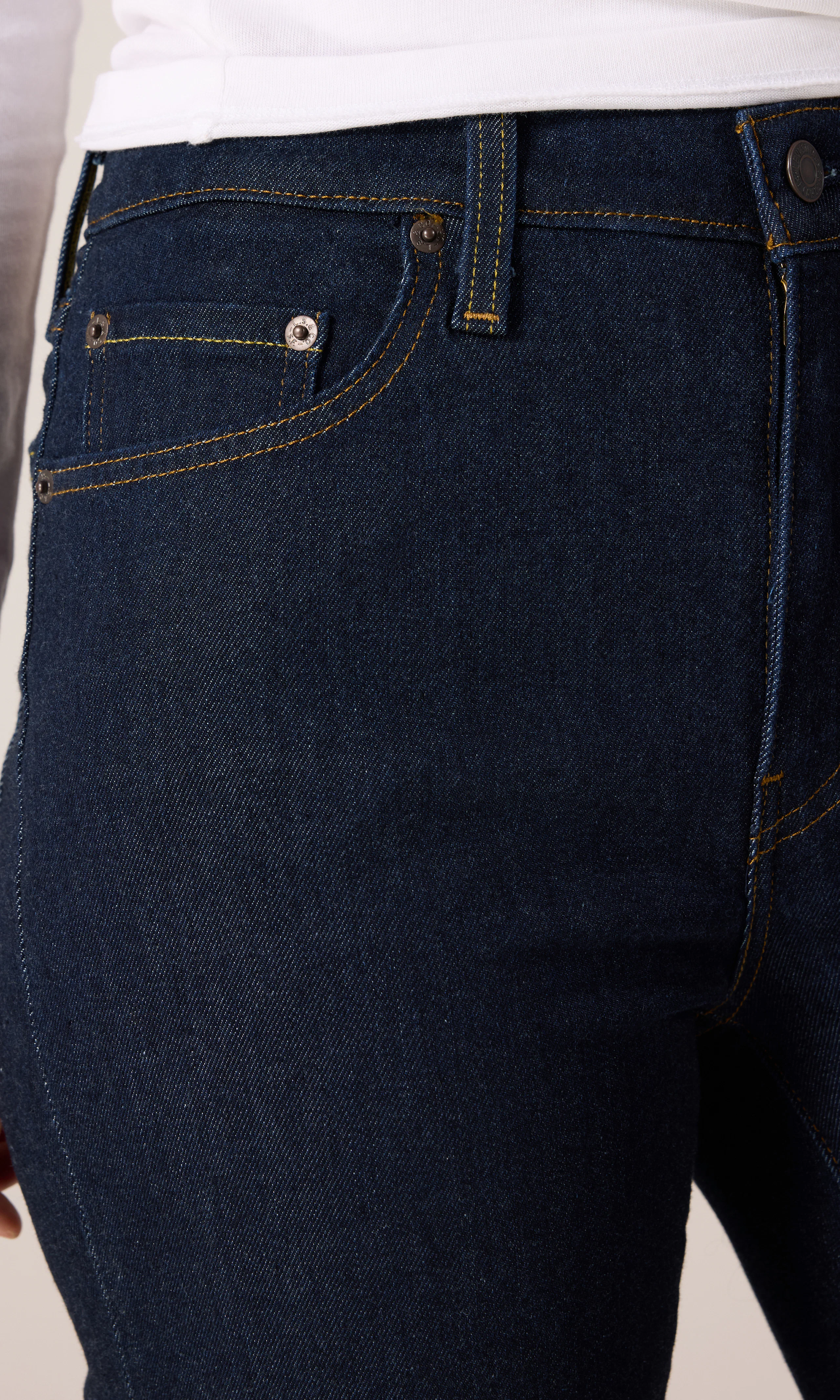 722™ High Rise Slim Mørk Blå Jeans. Detail 2. Model.