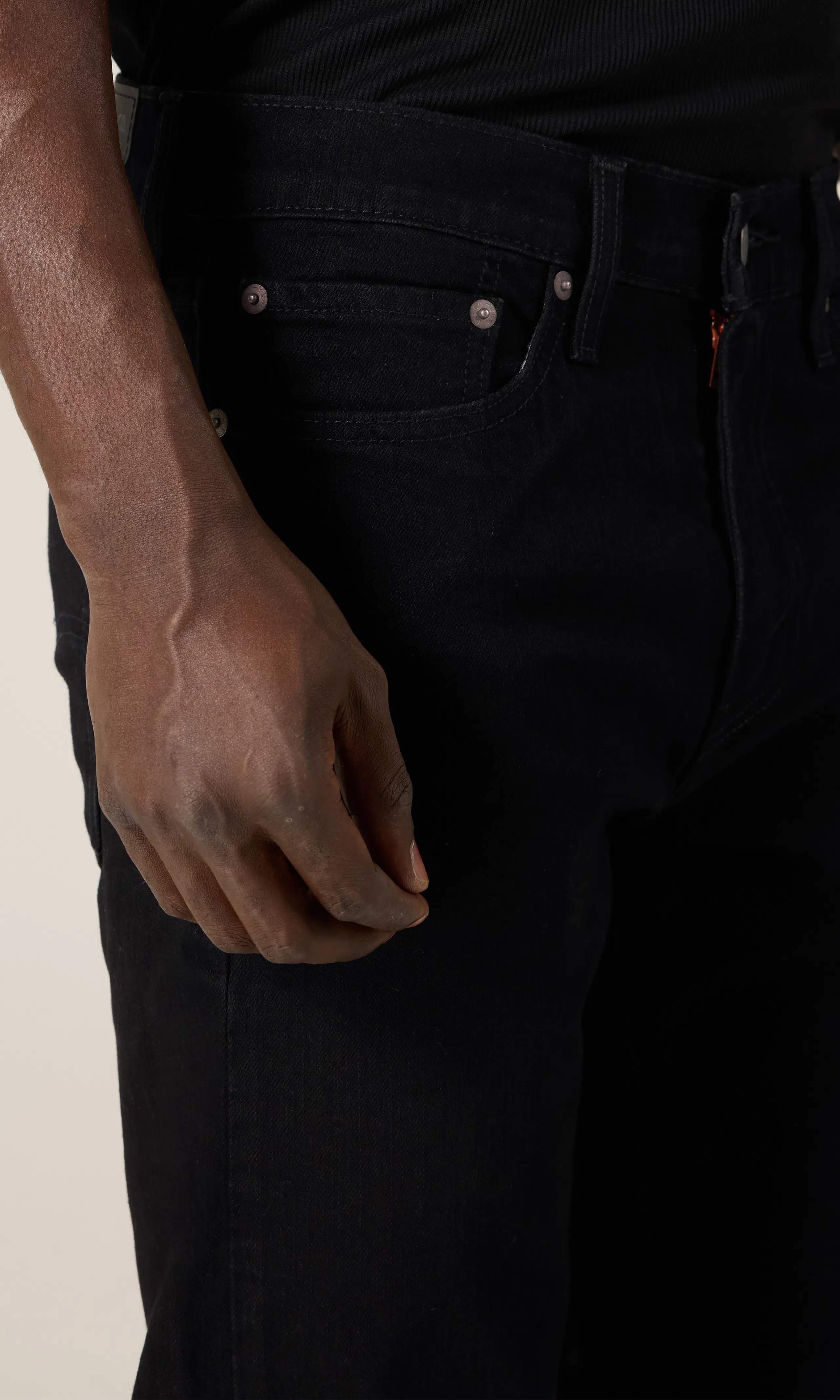 510™ Skinny Mustat Farkut. Detail 1. Model.