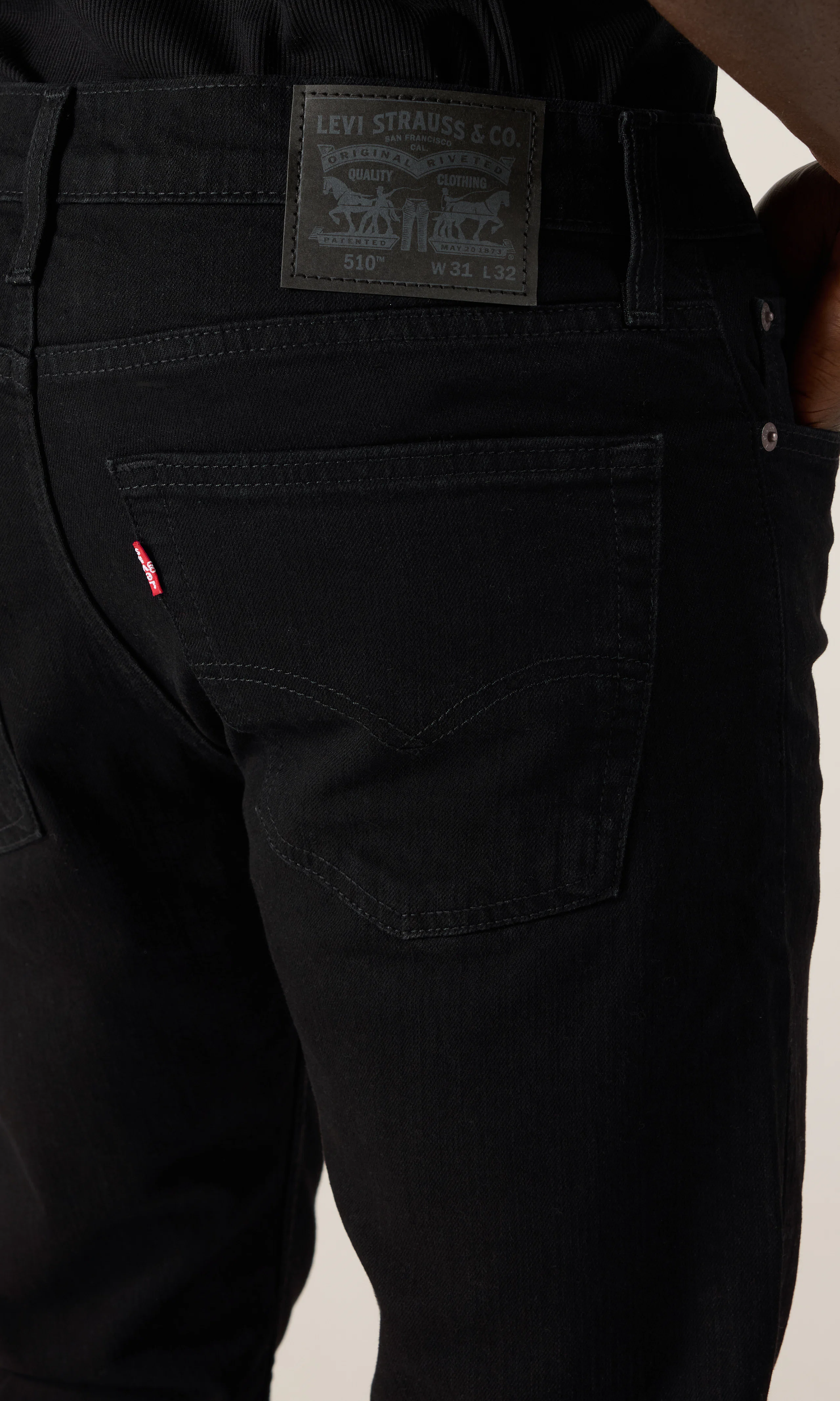 510™ Skinny Mustat Farkut. Detail 2. Model.