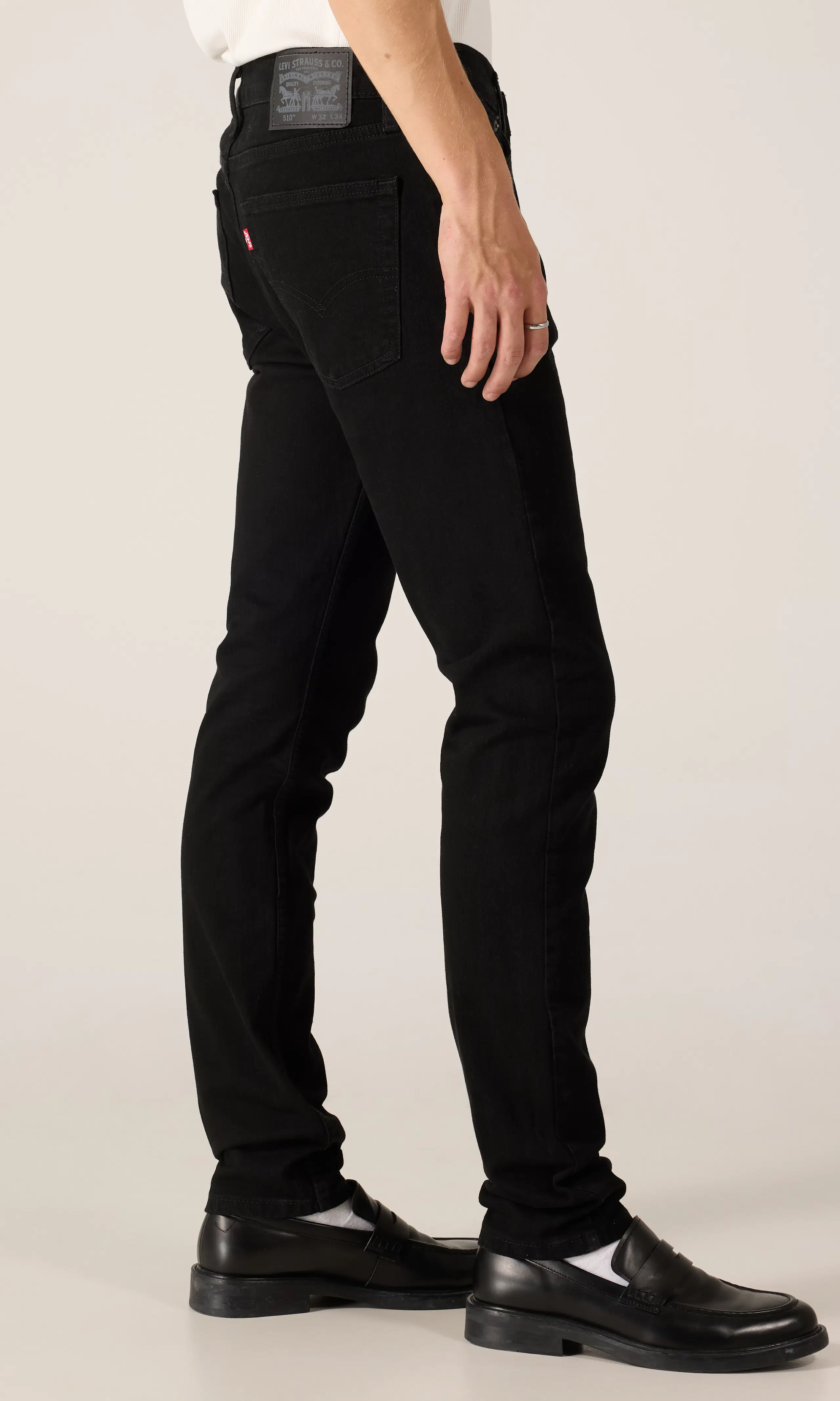 510™ Skinny Mustat Farkut. Front 2. Model.