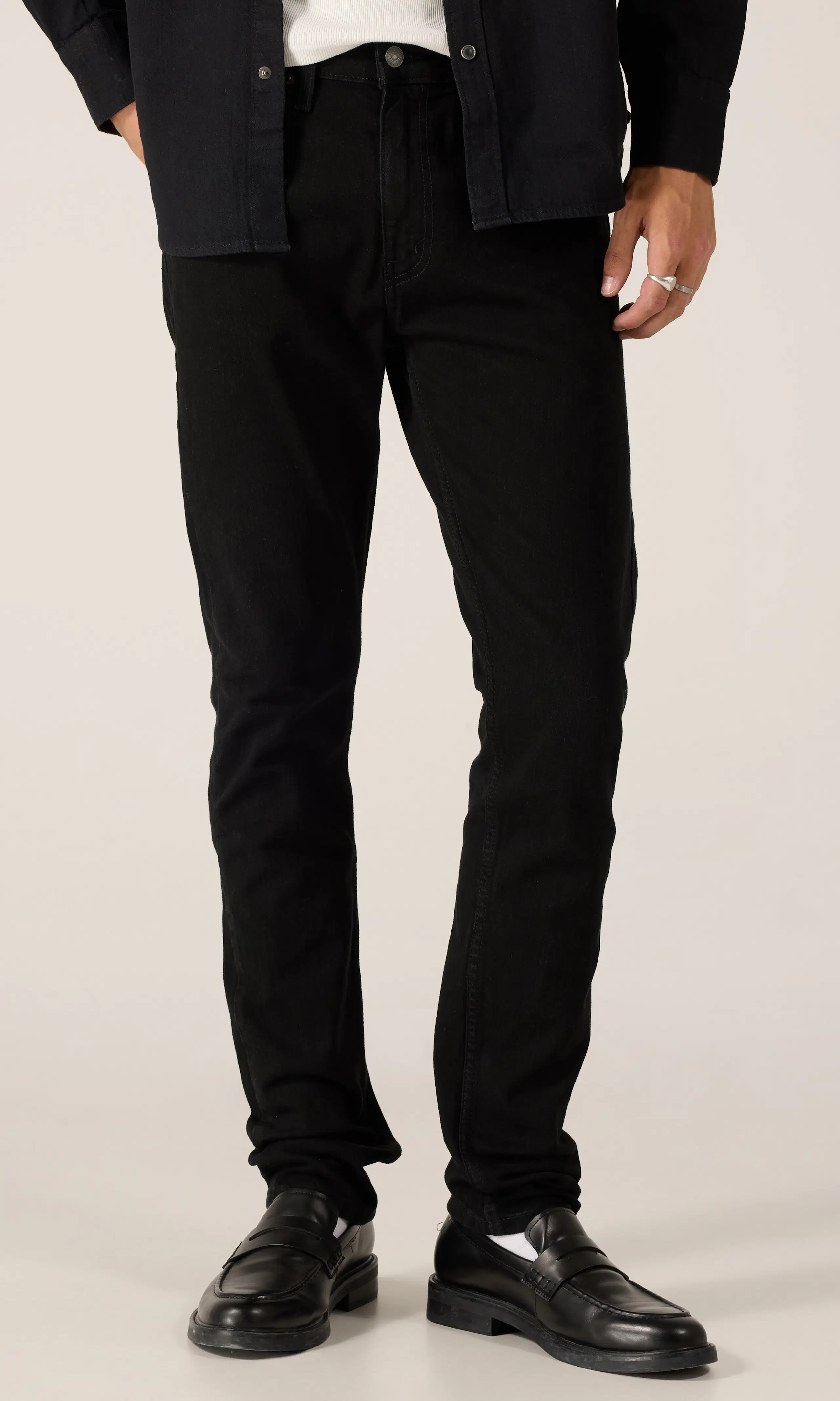 510™ Skinny Mustat Farkut. Front. Model.