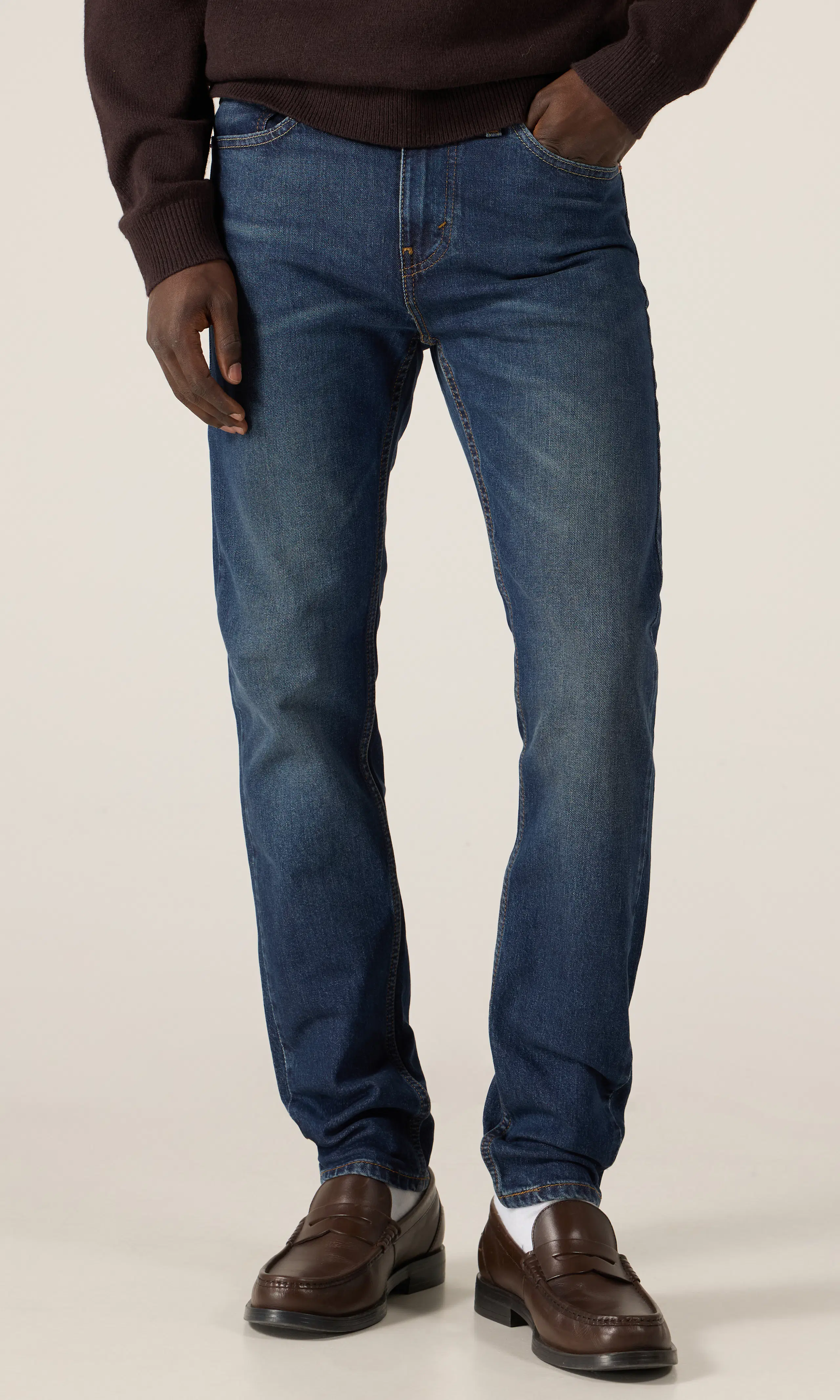 510™ Skinny Mörkblå Jeans. Front. Model.