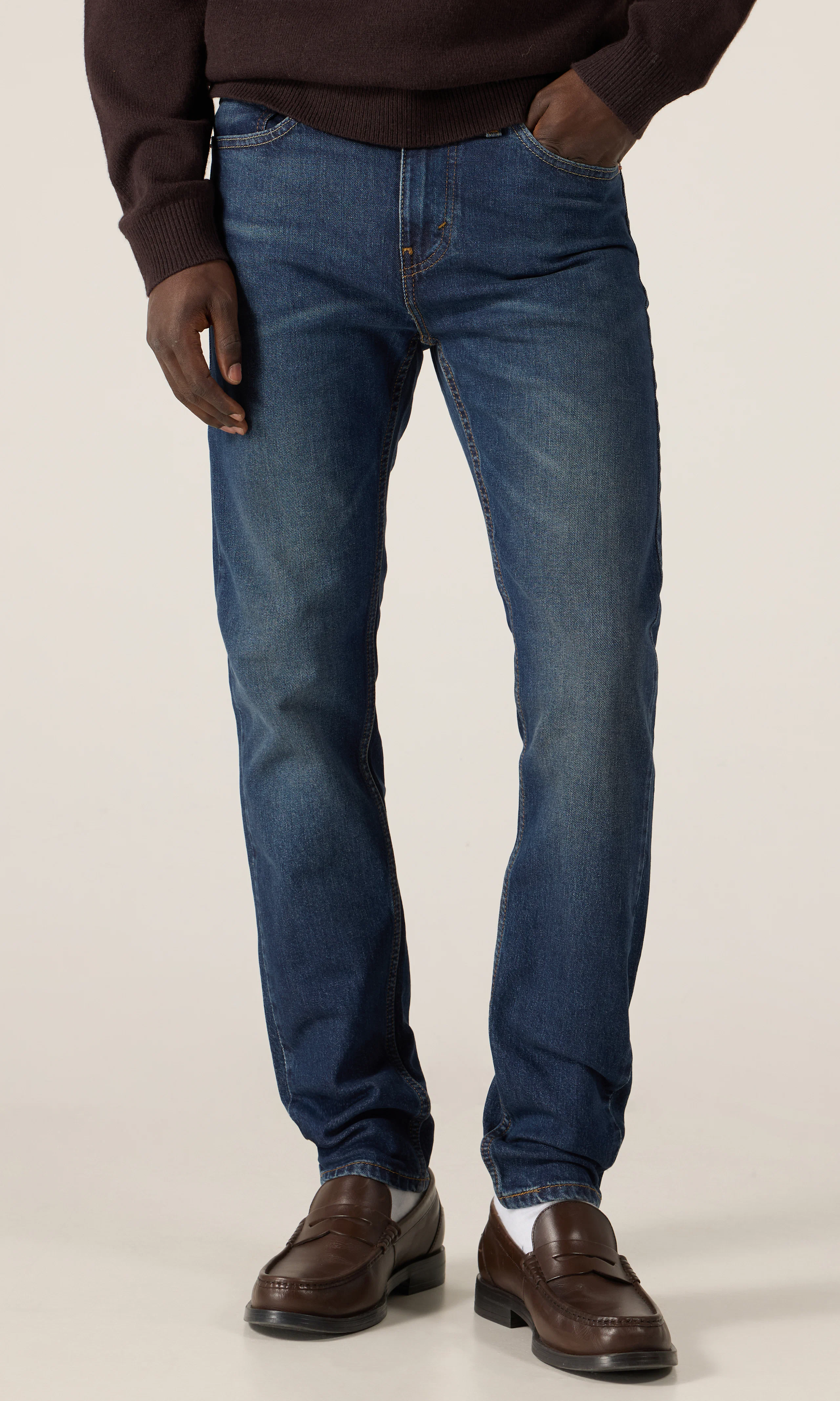 510™ Skinny Mörkblå Jeans. Front. Model.