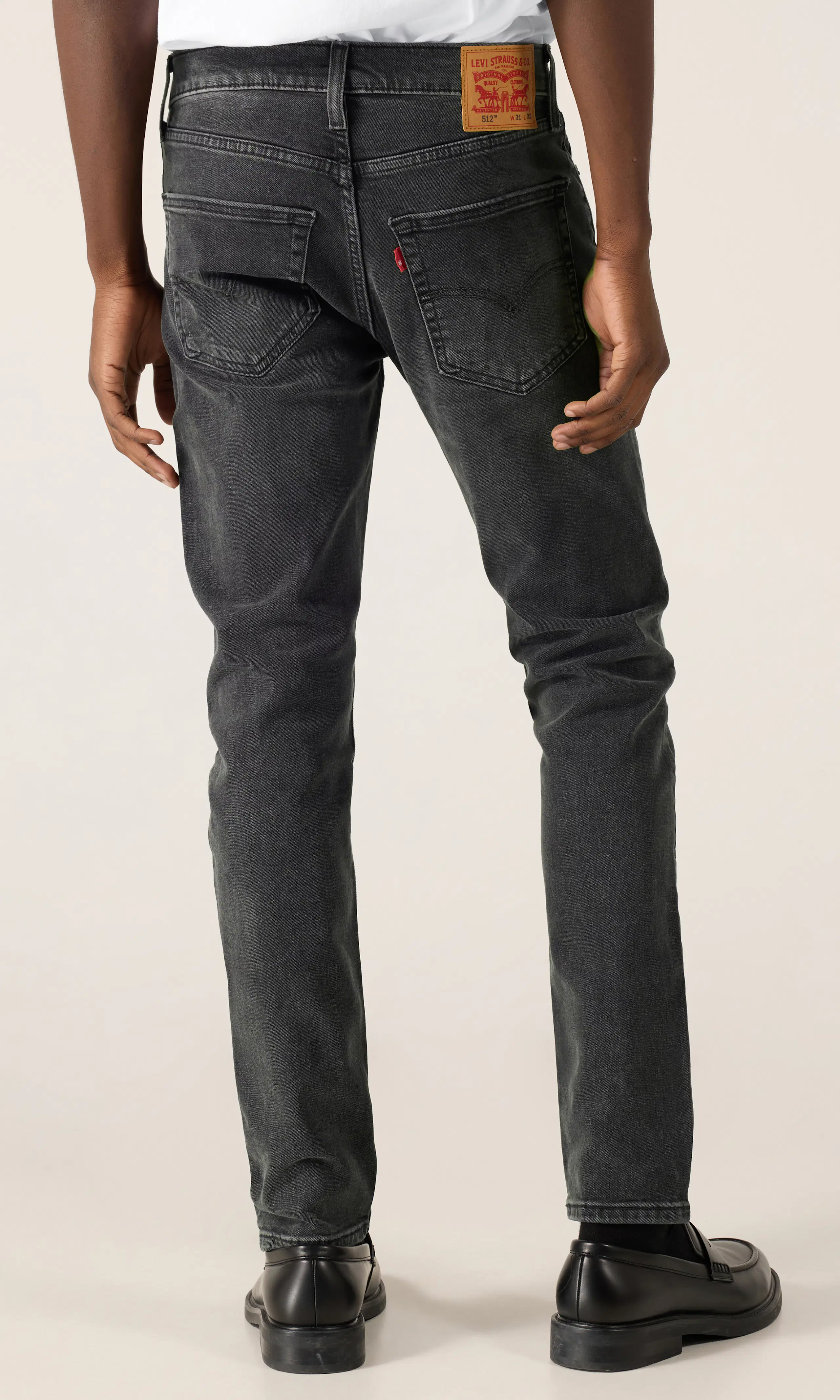 512™ Slim Tapered Svart Jeans. Back. Model.