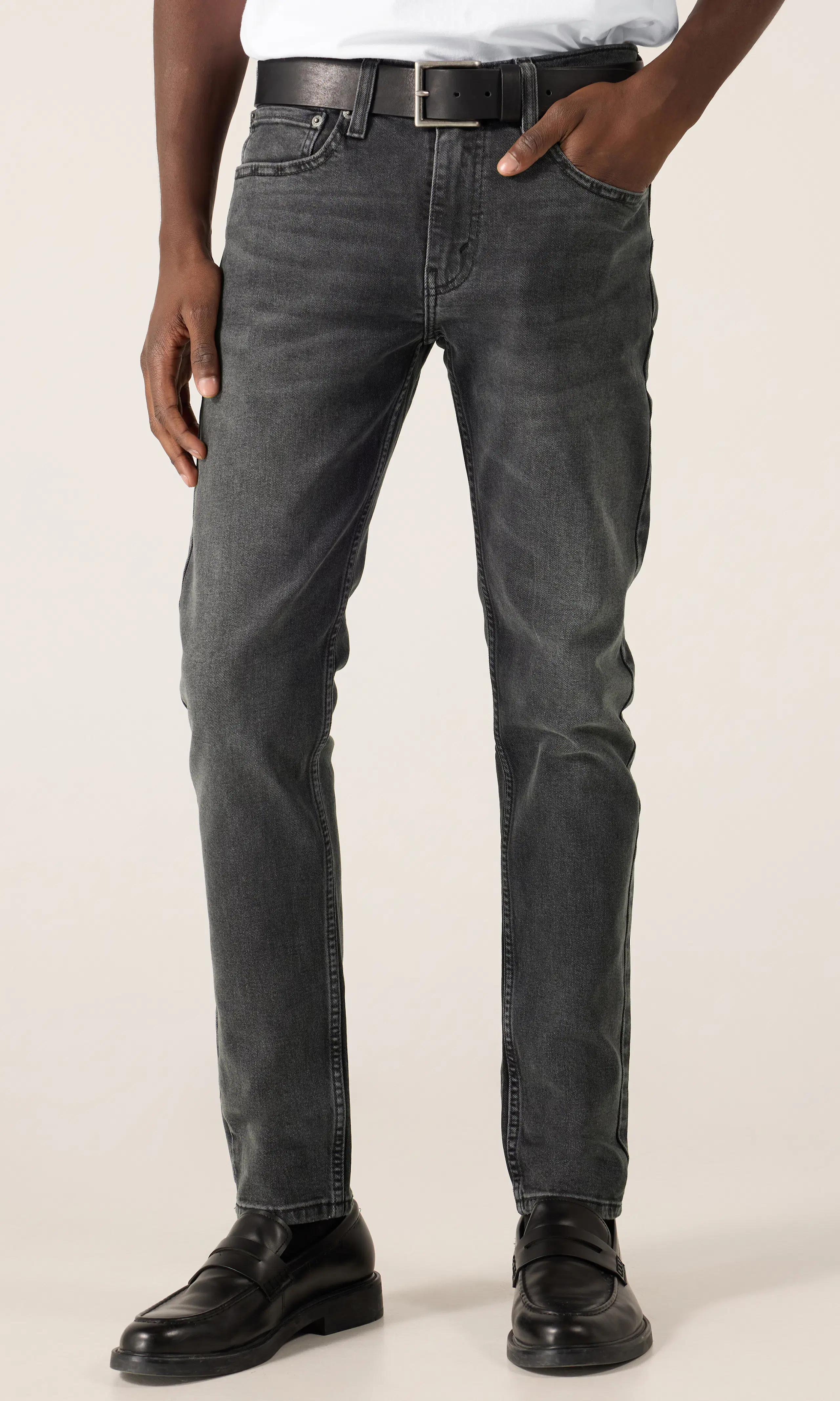 512™ Slim Tapered Svart Jeans. Front. Model.