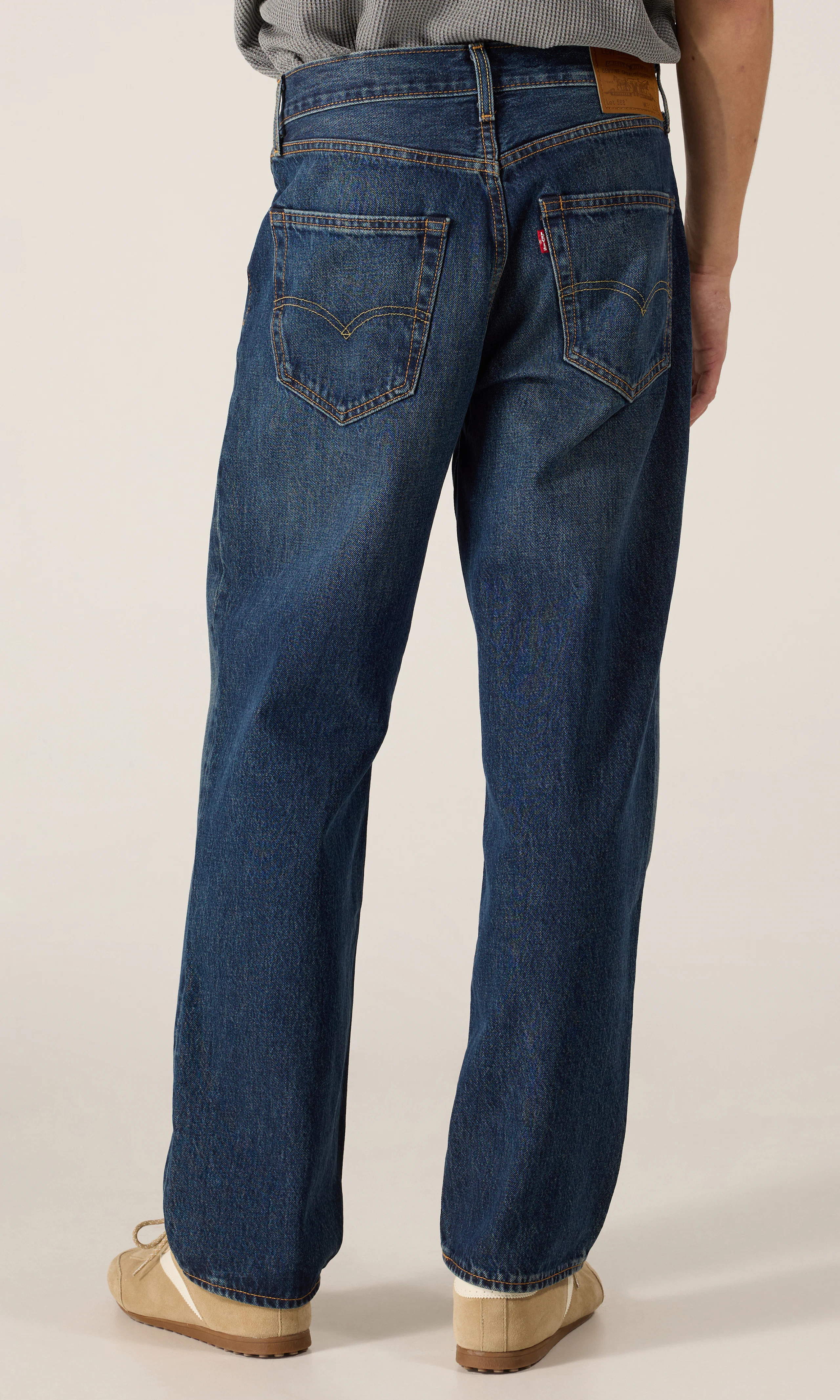 568™ Loose Straight Tummansiniset Farkut. Back. Model.