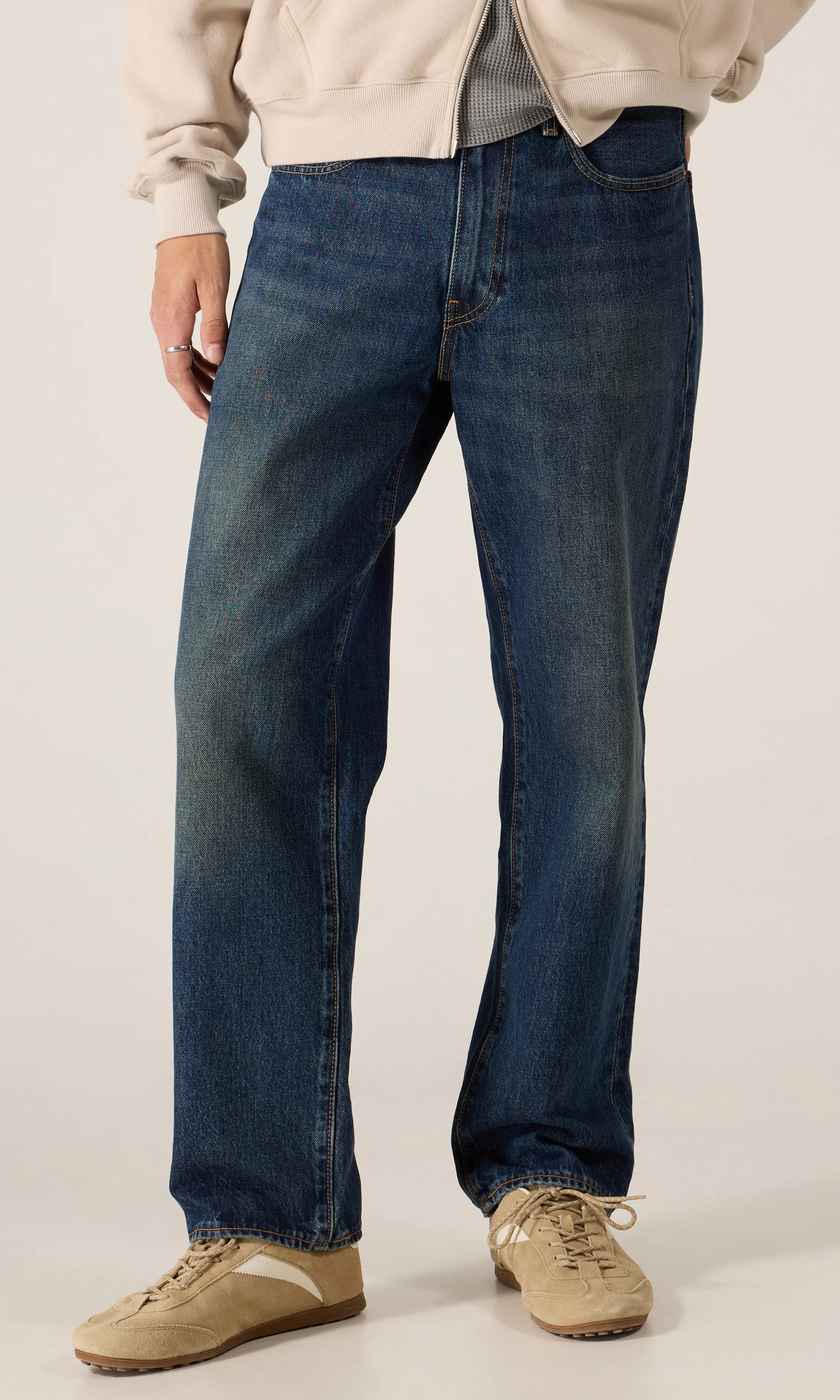 568™ Loose Straight Tummansiniset Farkut. Front. Model.