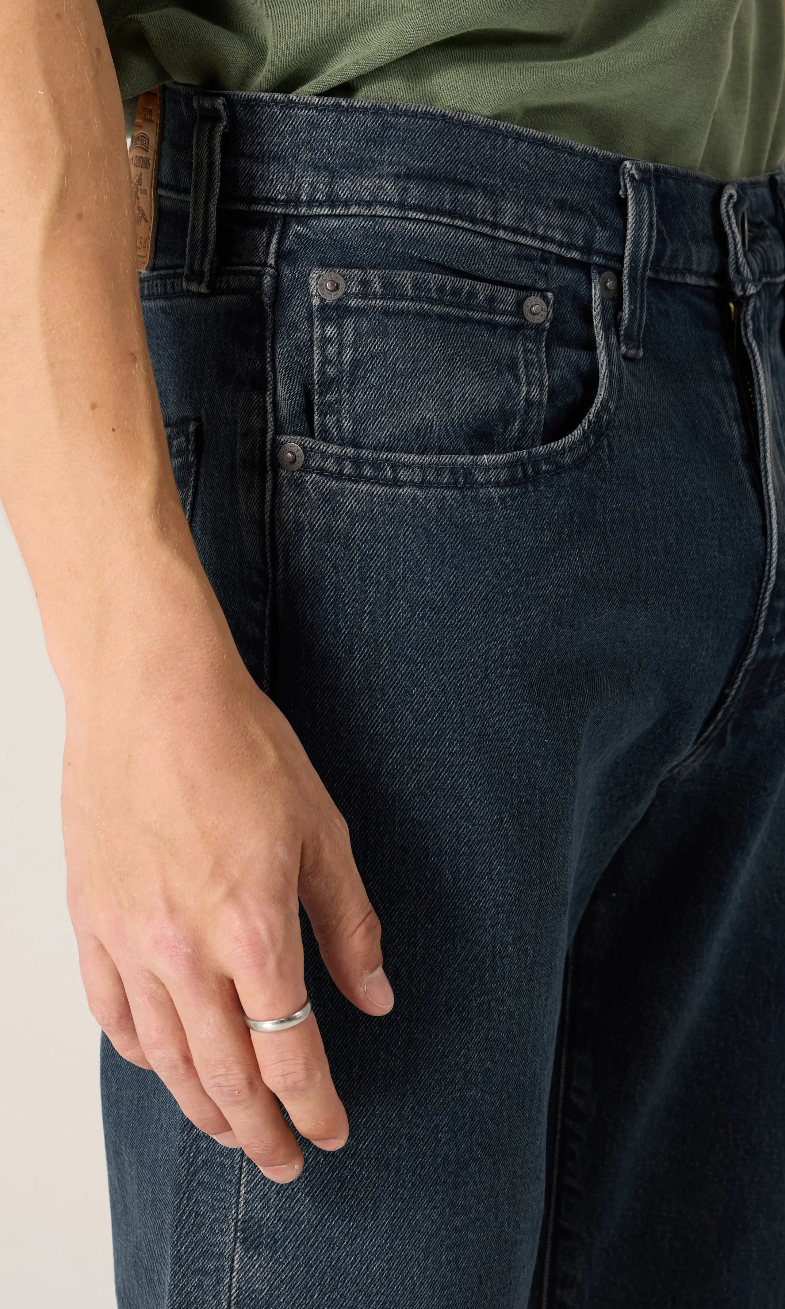502™ Tapered Mørk Blå Jeans. Detail 2. Model.