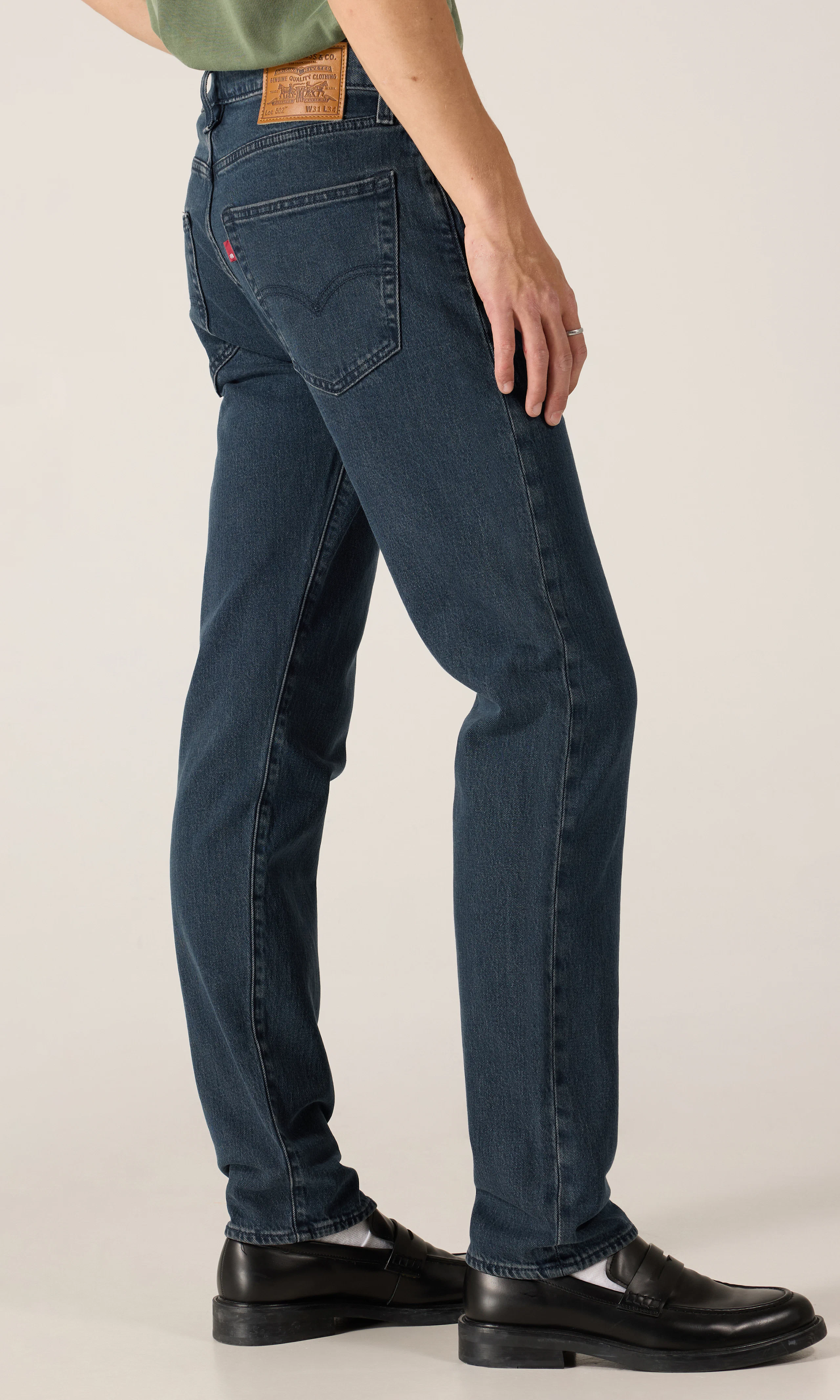 502™ Tapered Mørk Blå Jeans. Front 2. Model.