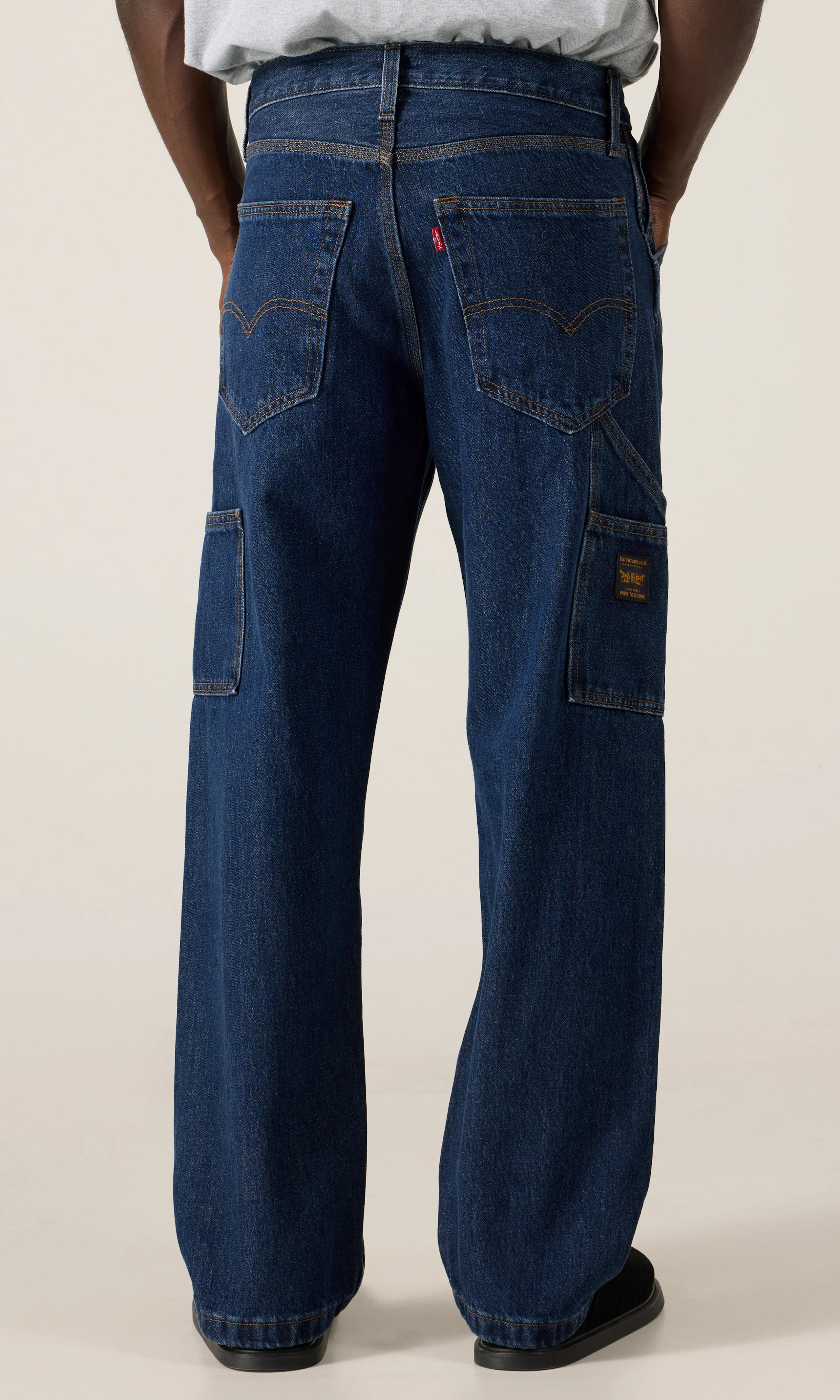 568™ Loose Straight Carpenter Mörkblå Jeans. Back. Model.