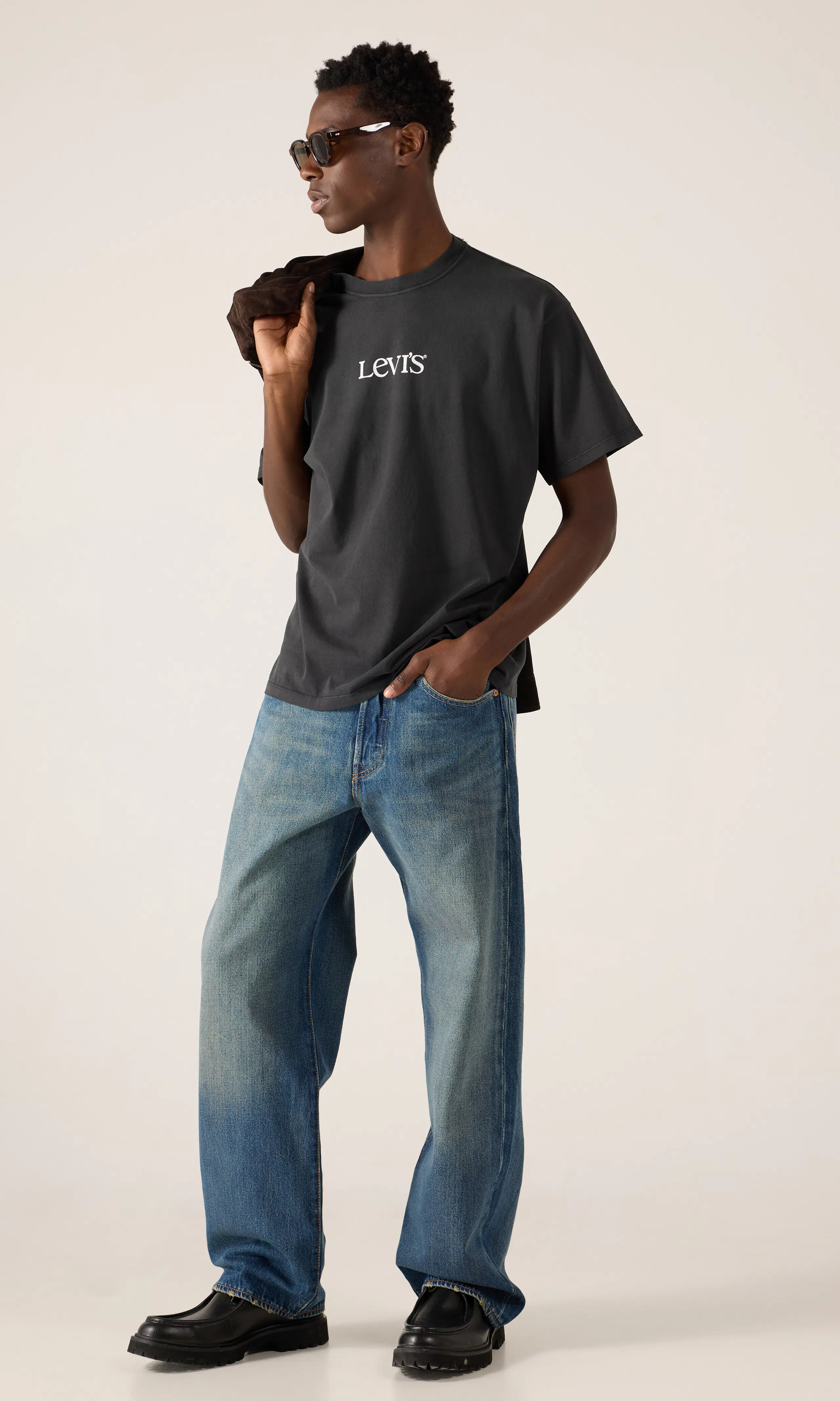 Vintage Fit Graphic Tee Musta T-Paita. Front 1. Model.