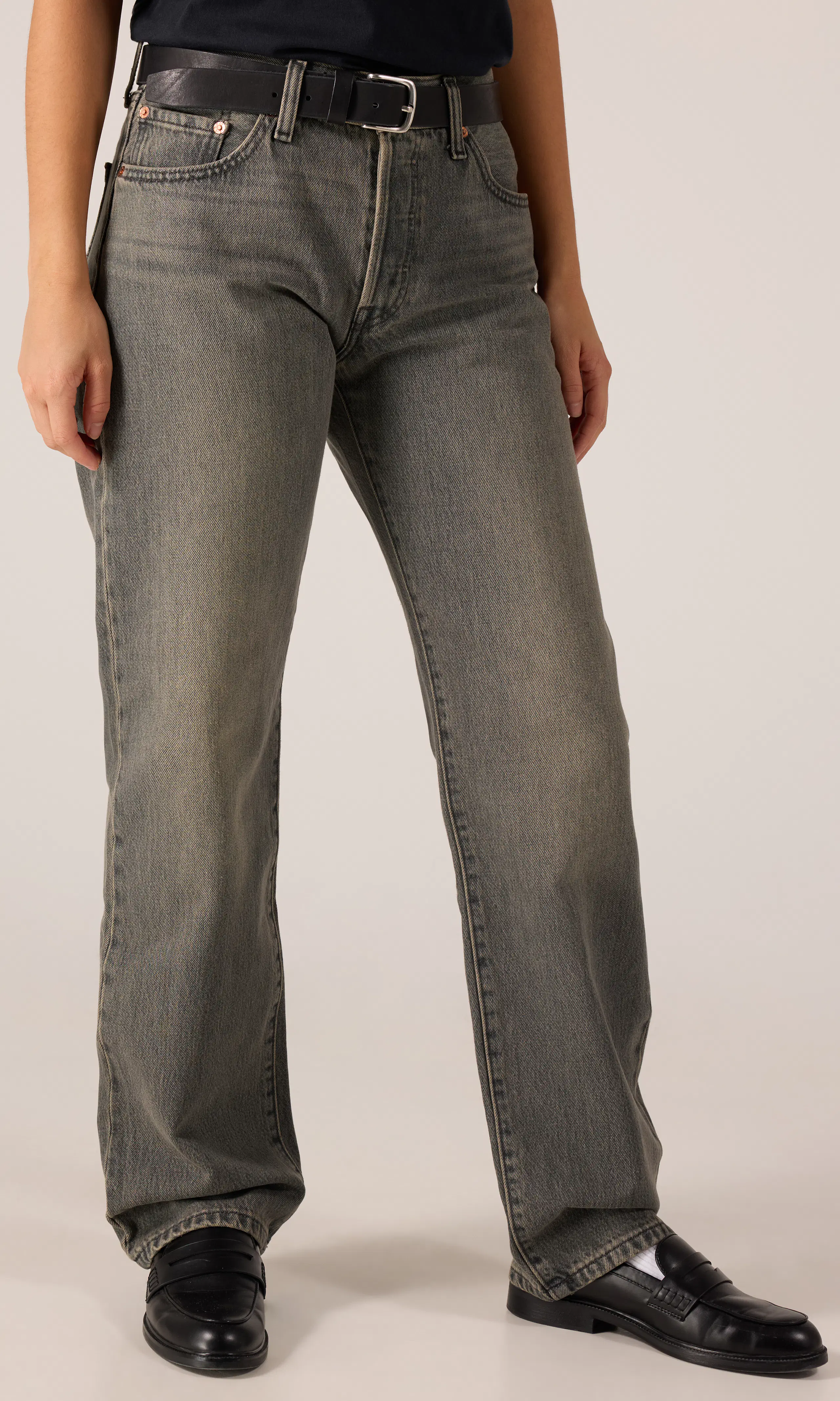 501® '90s Grå Jeans. Front. Model.