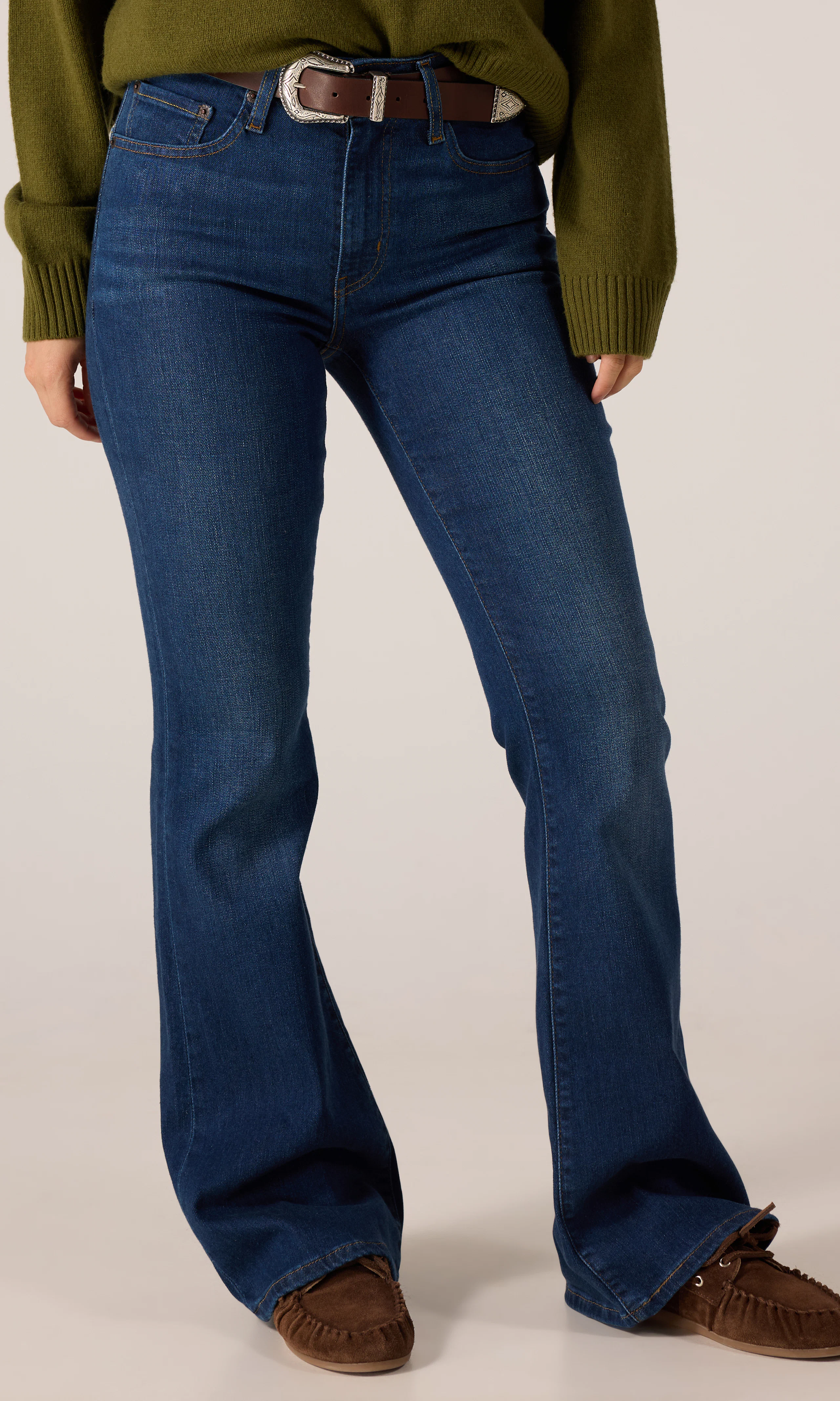 726™ High Rise Flare Mörkblå Jeans. Front. Model.