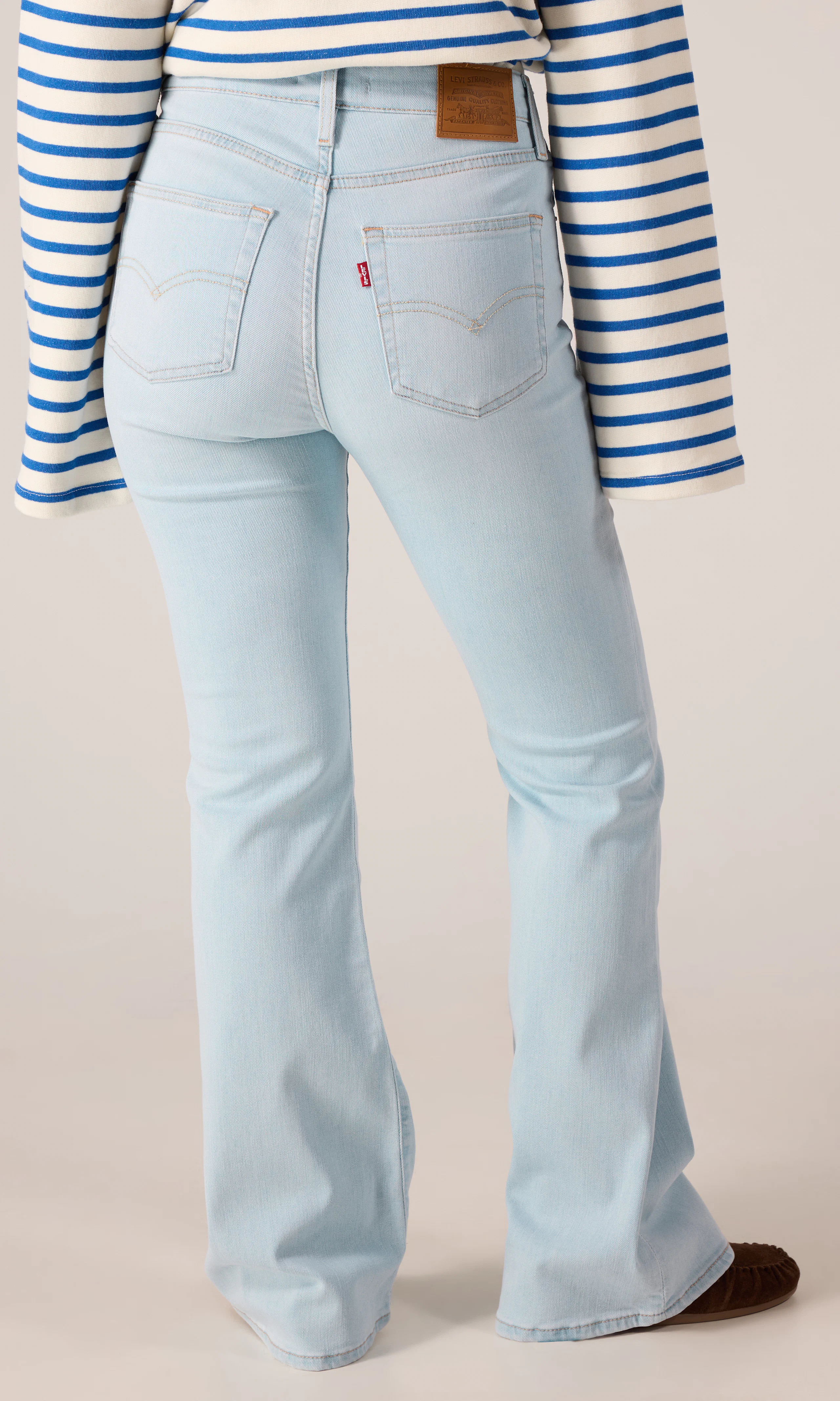 726™ High Rise Flare Ljusblå Jeans. Back. Model.