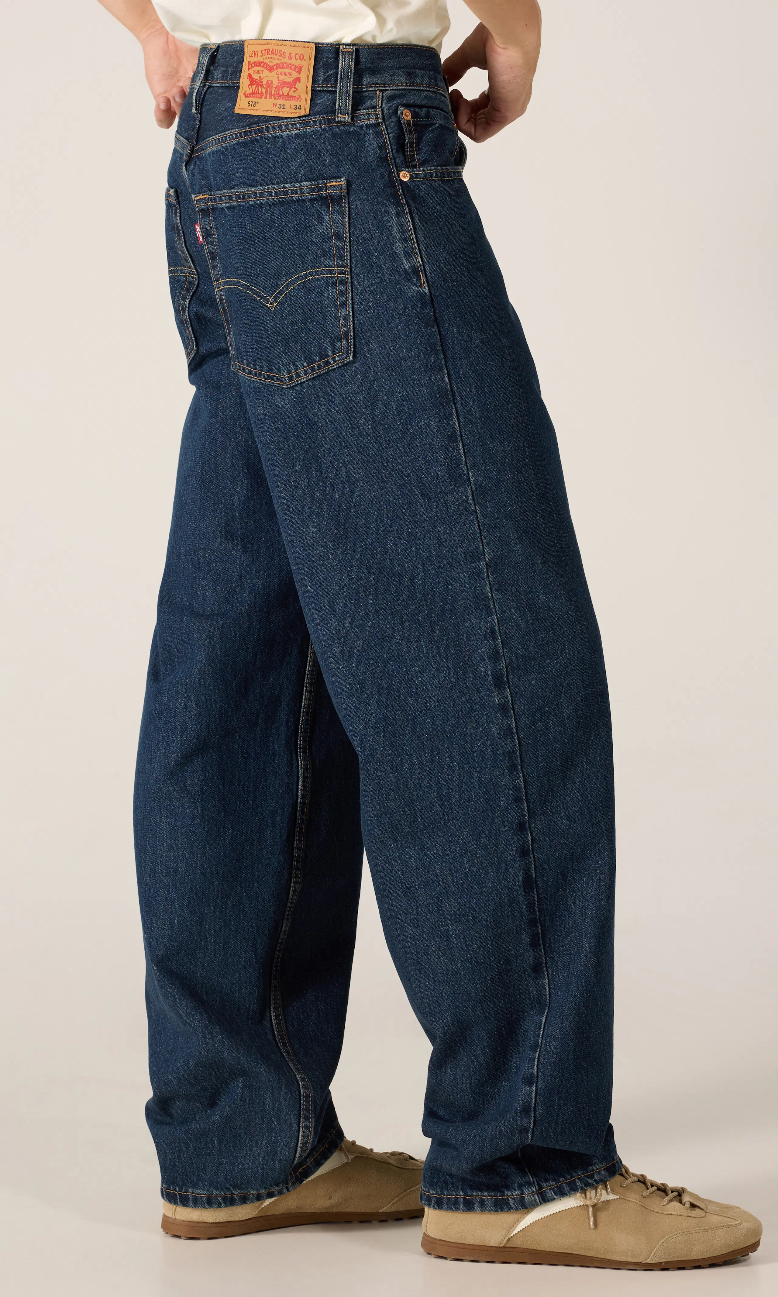 578™ Baggy Mørk Blå Jeans. Front 2. Model.