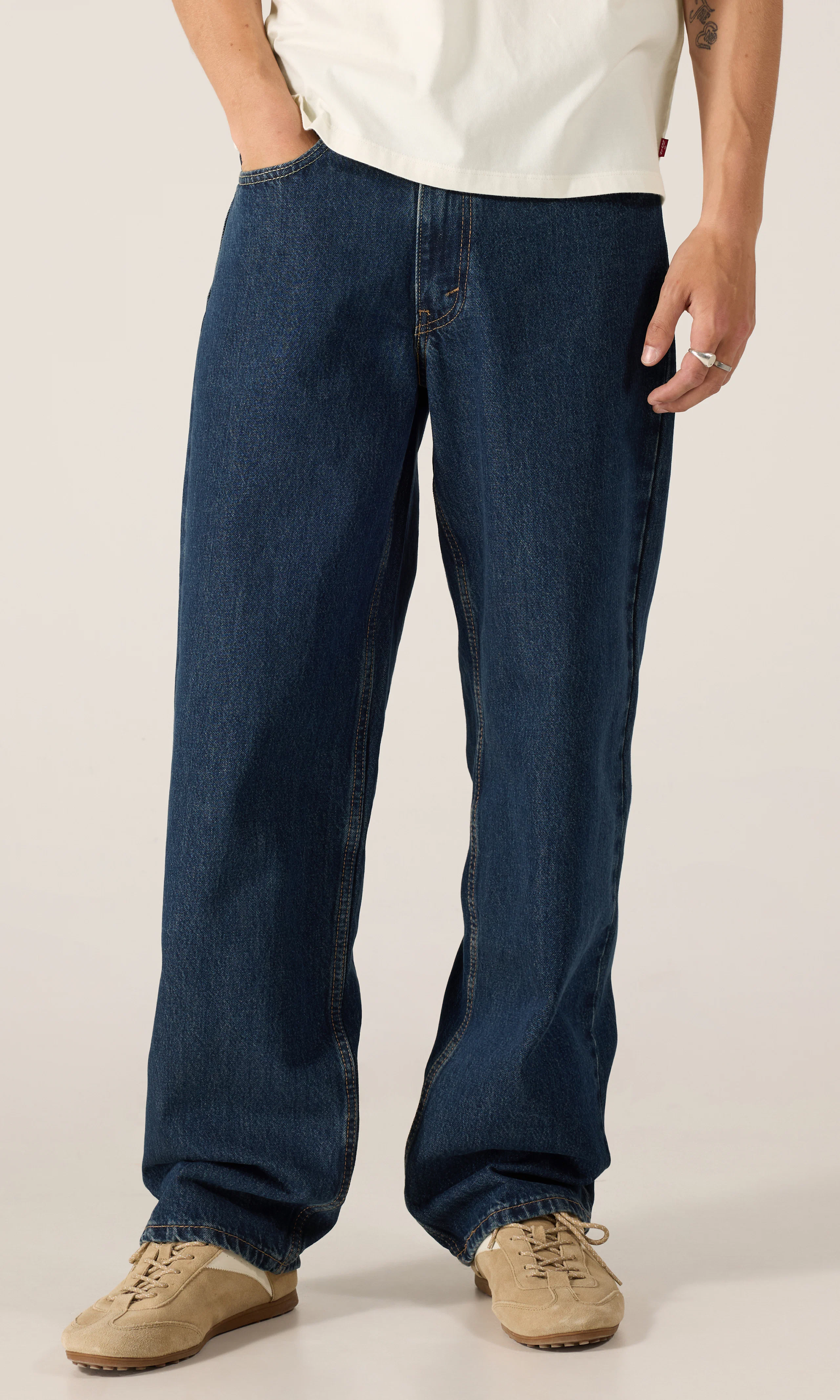 578™ Baggy Mørk Blå Jeans. Front. Model.