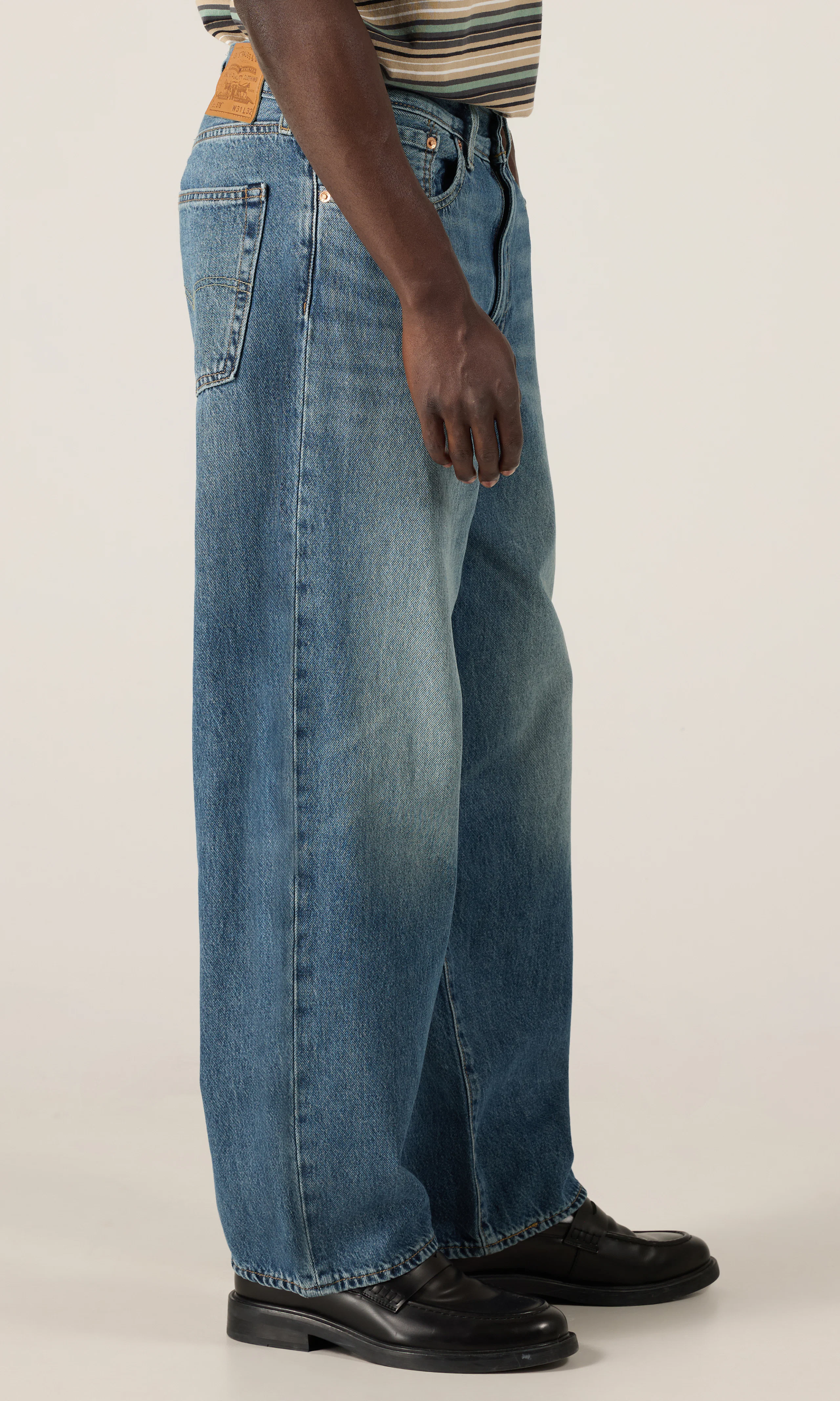 578™ Baggy Medium Blå Jeans. Front 2. Model.