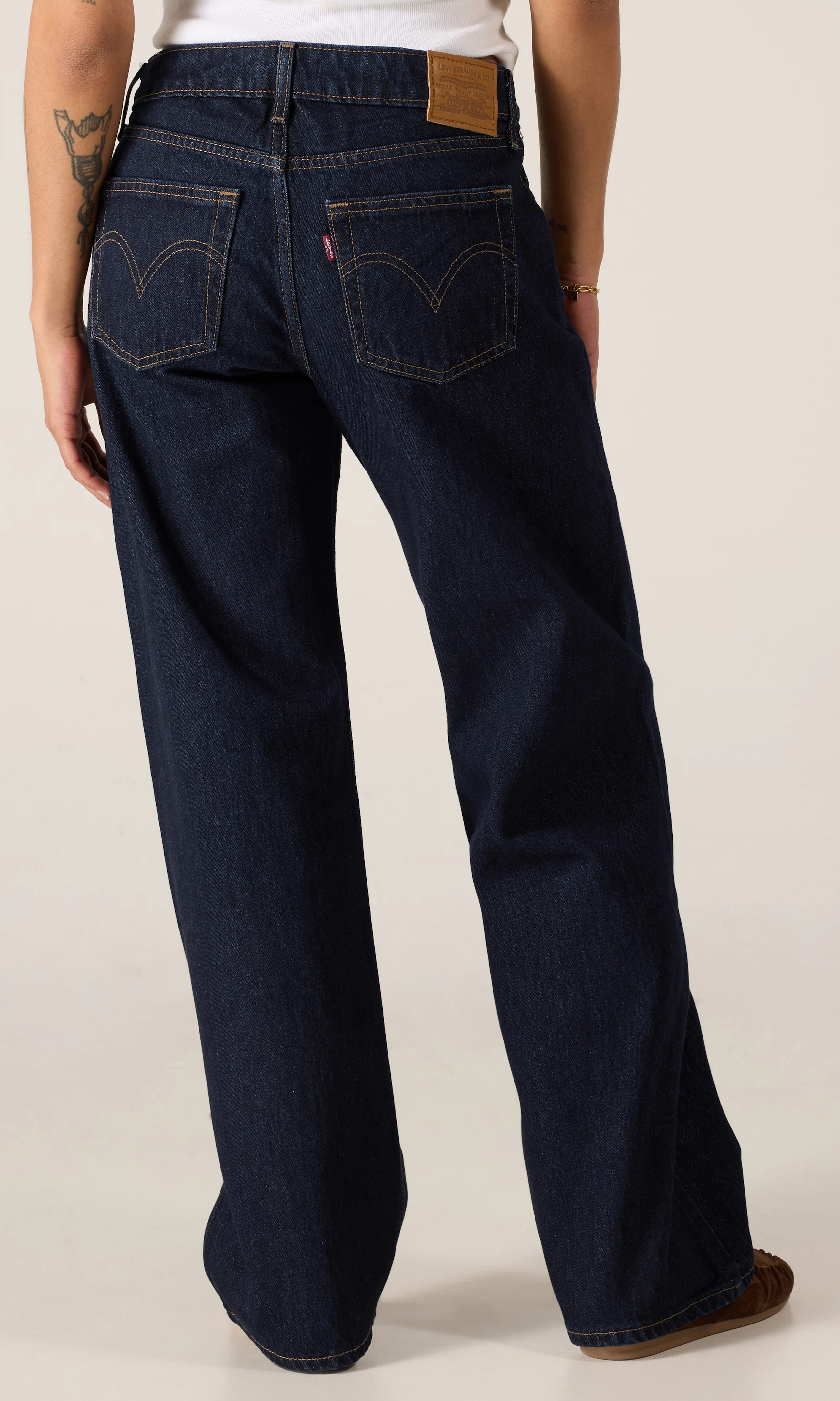 Low Loose Tummansiniset Farkut. Back. Model.