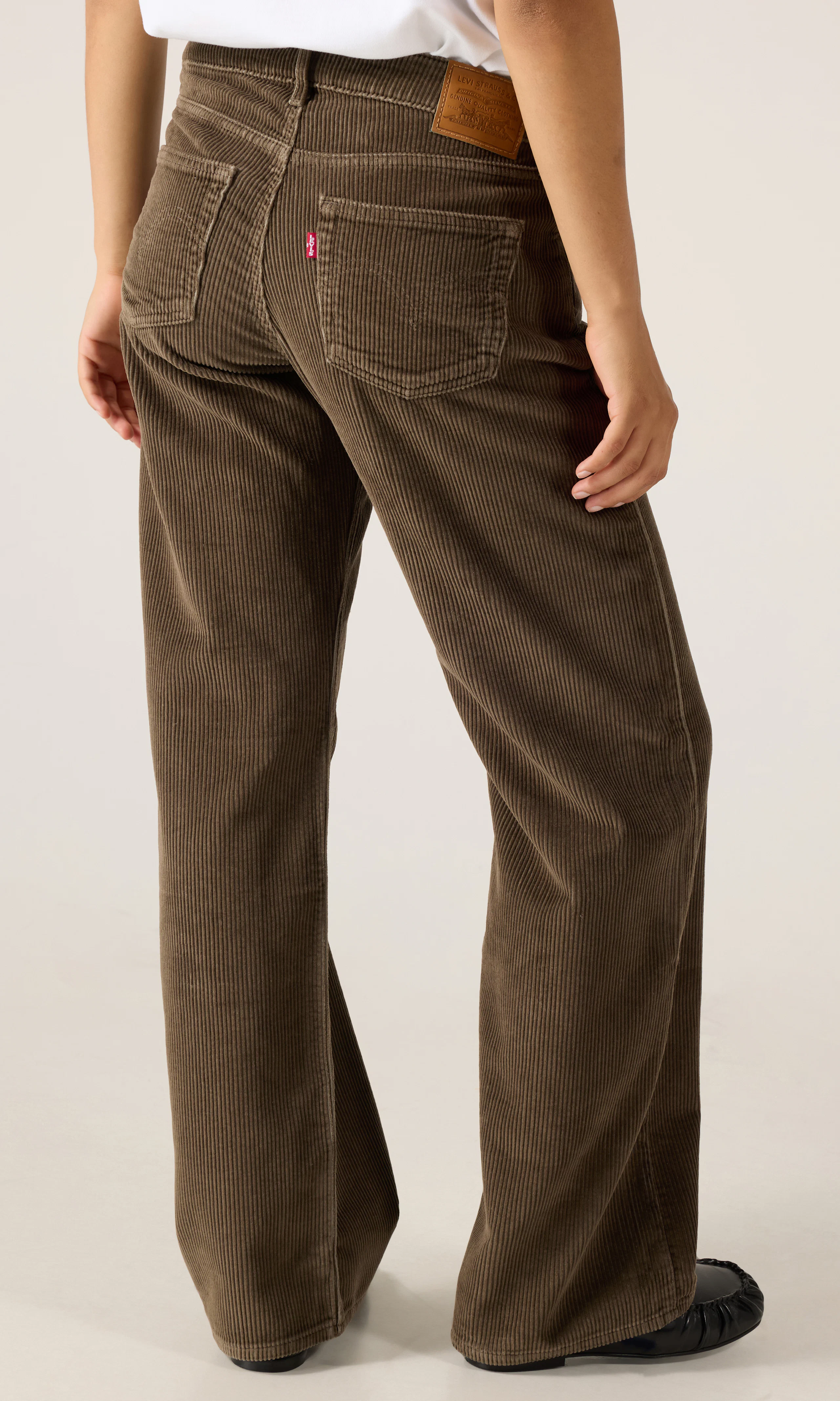 Low Loose Brun Kordbukse. Back. Model.