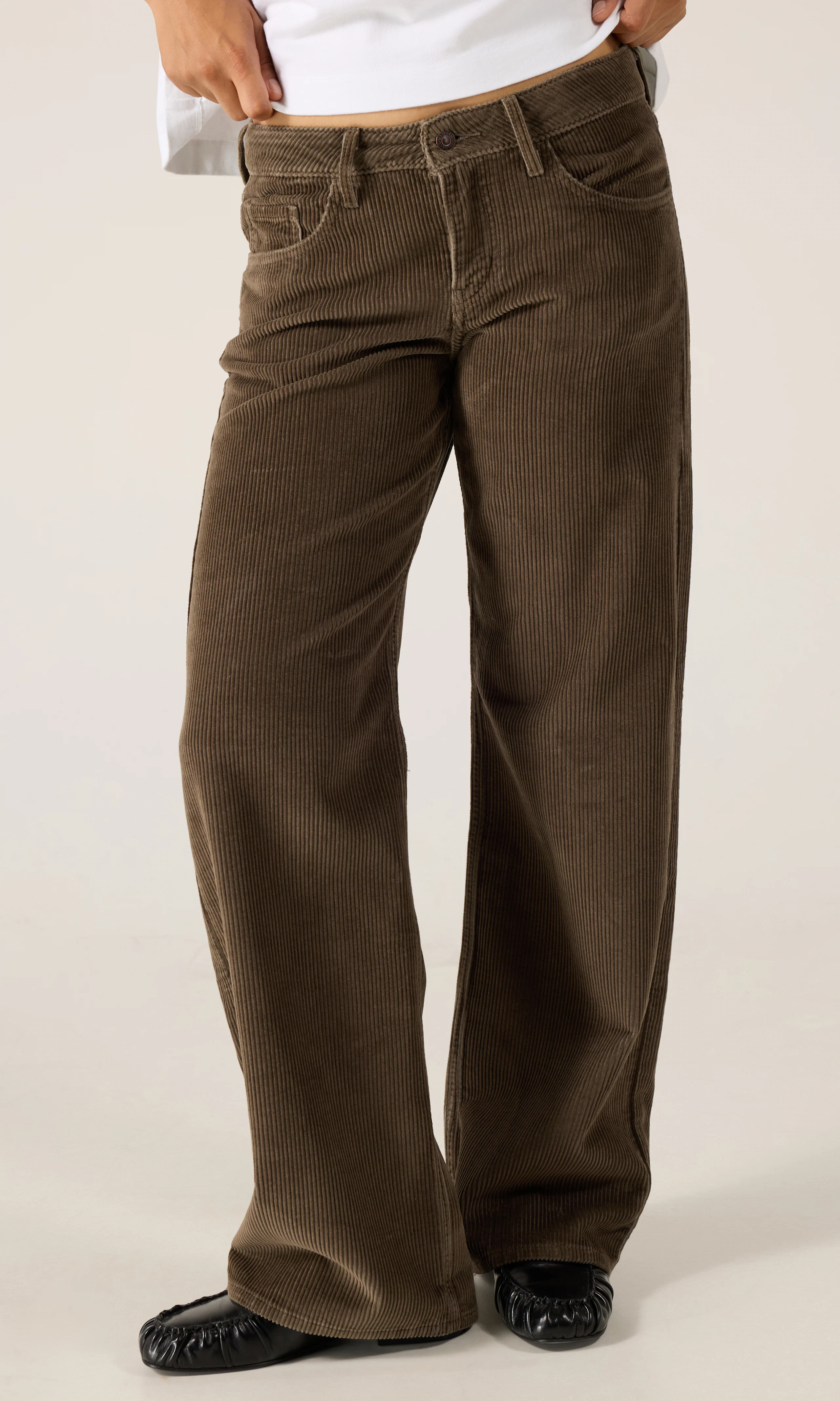 Low Loose Brun Kordbukse. Front. Model.