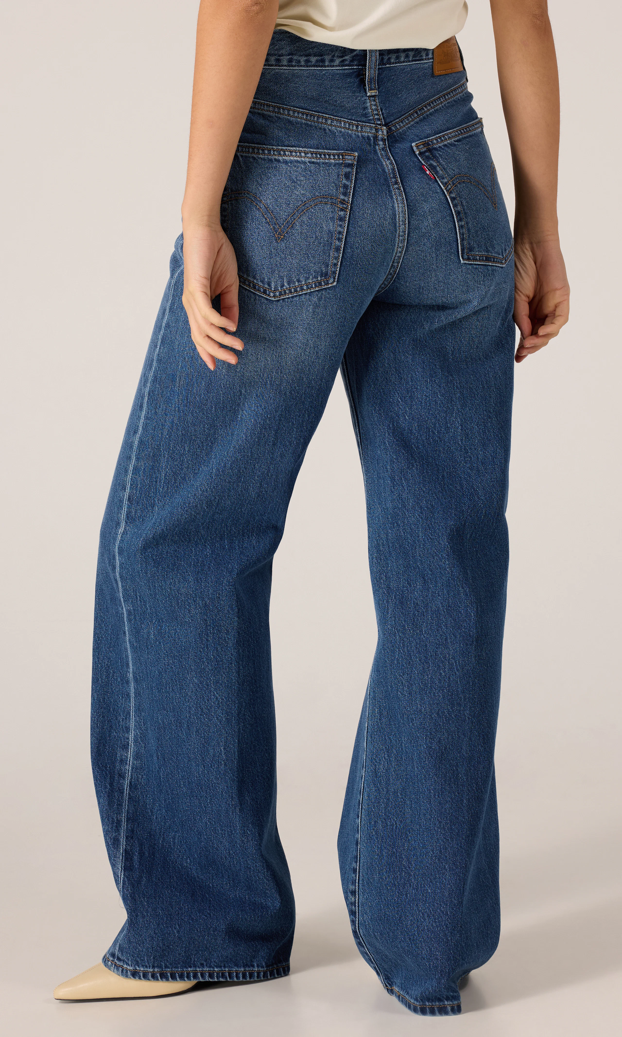 Ribcage Wide Leg Mørk Blå Jeans. Back. Model.
